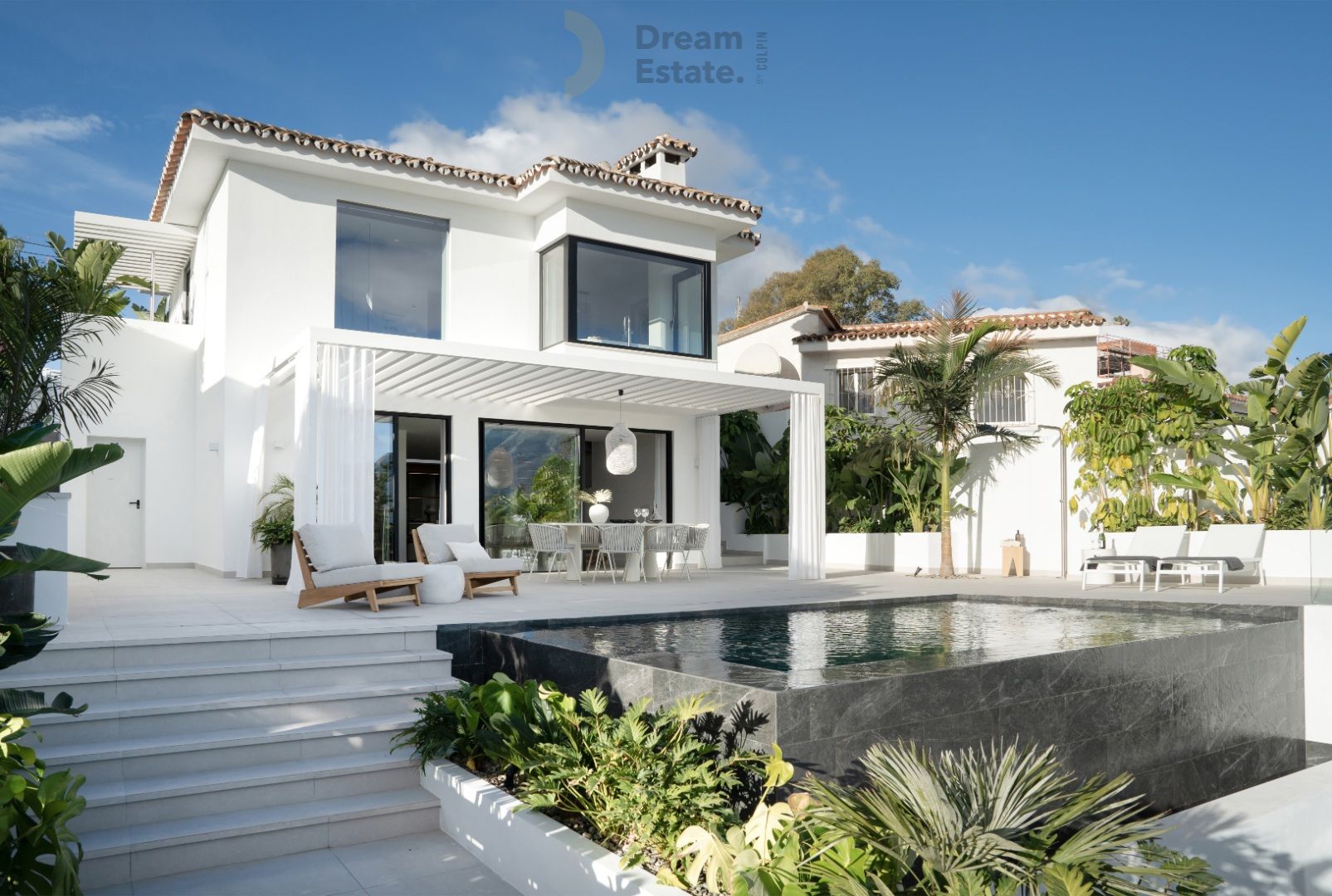 Moderne en strakke villa gelegen te Nueva Andalucia, Marbella. foto {{pictureIndex}}