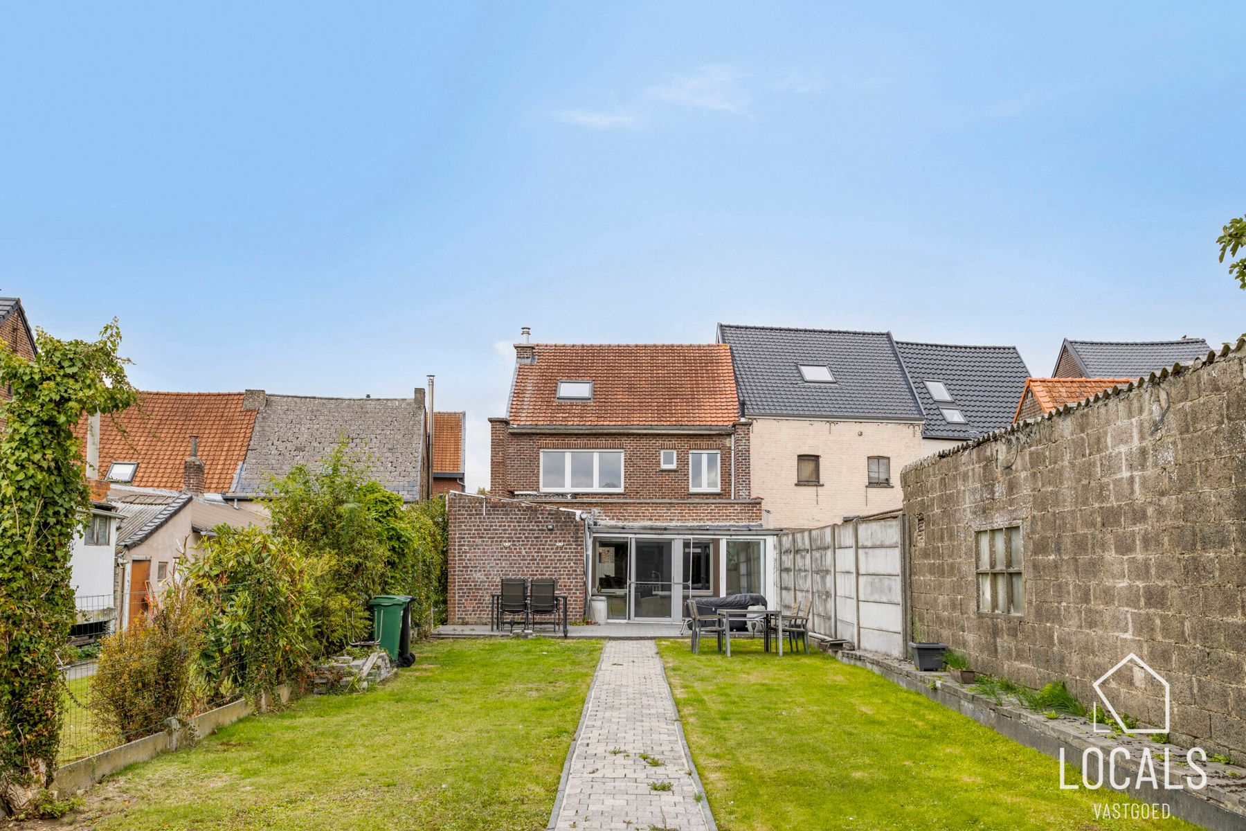 INSTAPKLARE WONING MET 4 SLAAPKAMERS  + TUIN EN GARAGE foto 2