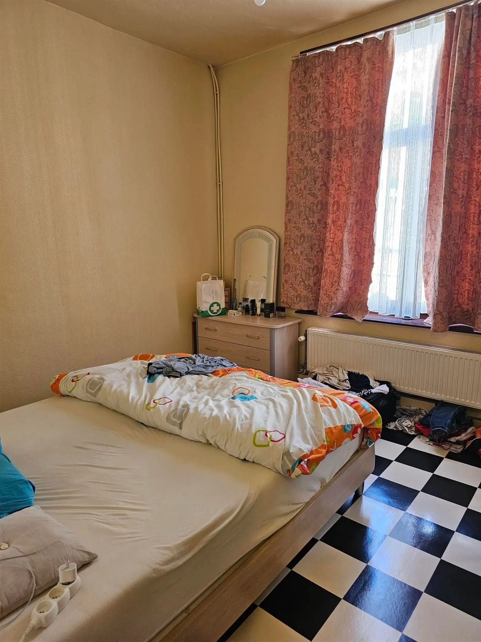 Centraal gelegen rijwoning met 3 slaapkamers en grote geïsoleerde zolder. foto 6