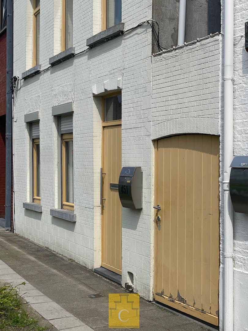 Verzorgde rijwoning met koertje en fietsenpoort op centrale ligging. foto 2