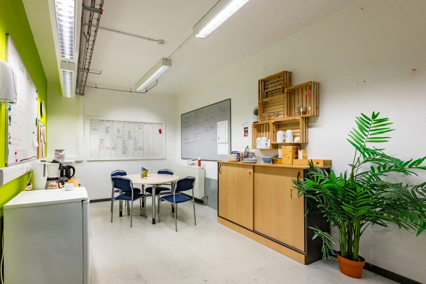 Ruim en veelzijdig bedrijfspand met parking en opslag foto 31