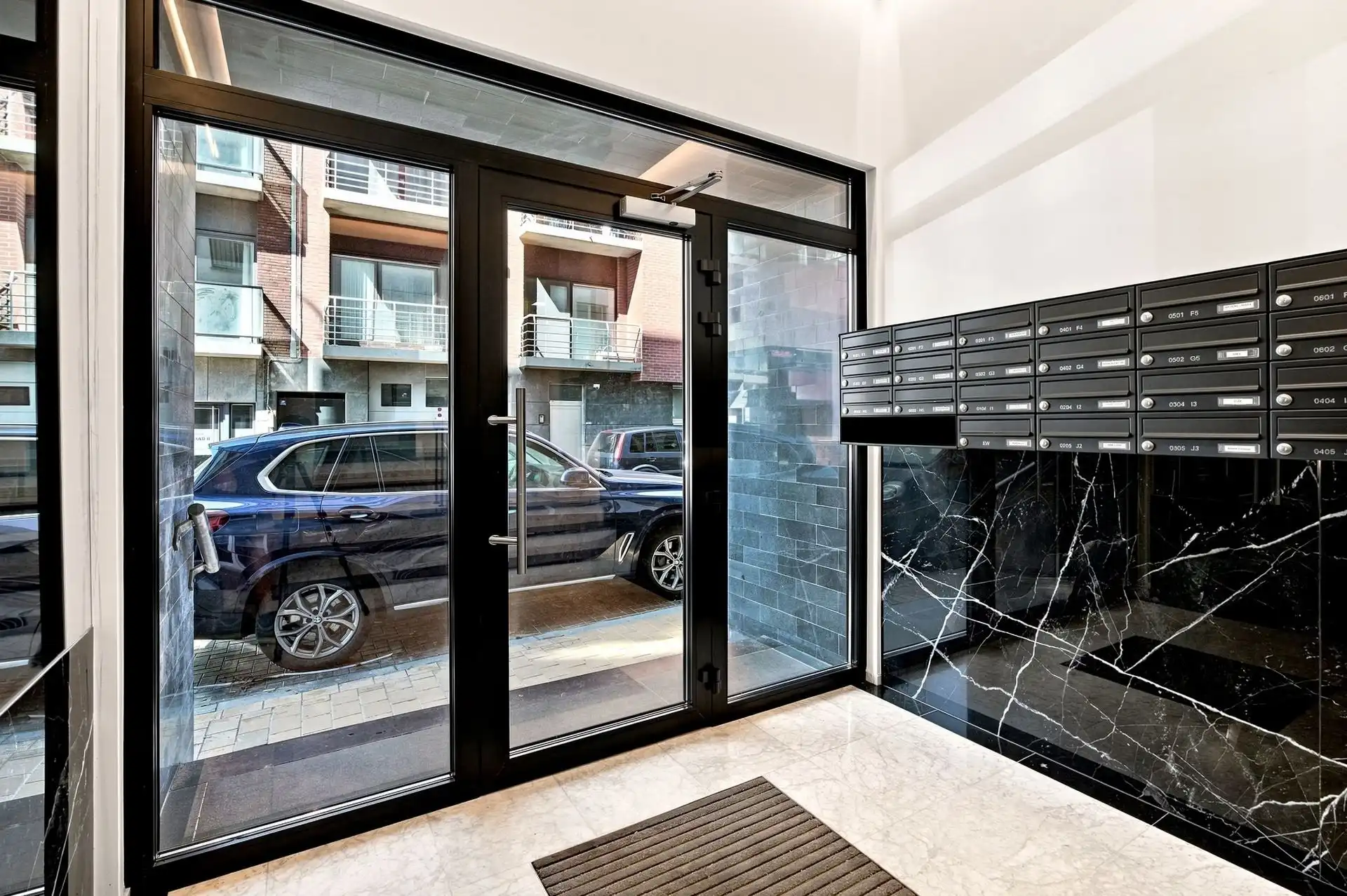 LUXUEUS / VLAK AAN ZEEDIJK foto 28