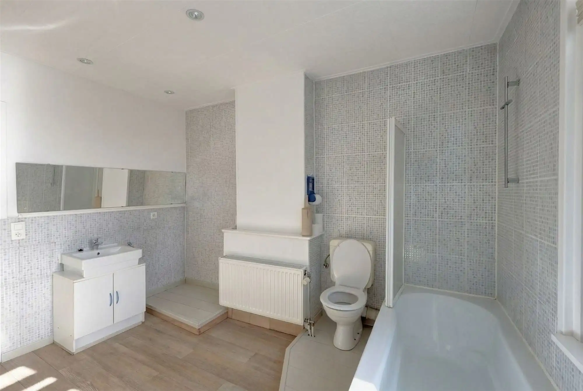 Moderne gezinswoning met twee slaapkamers en tuin foto 8