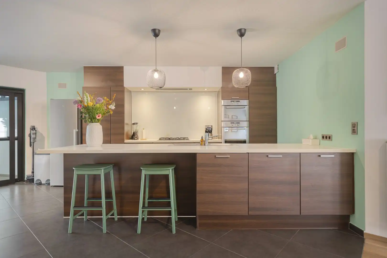 Instapklare bel-etagewoning met dubbele garage en tuin in het centrum van Retie foto 8