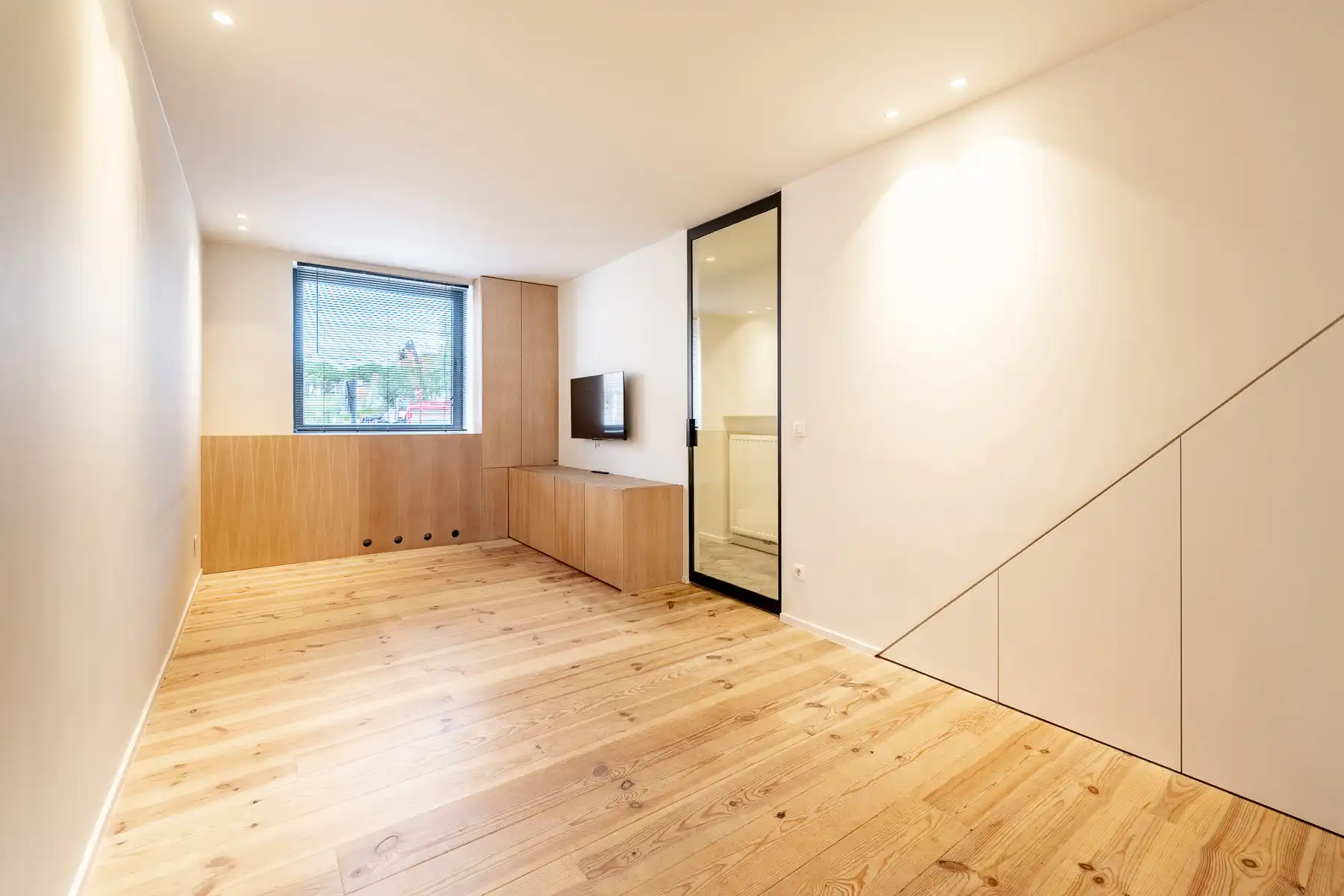 Volledig vernieuwde, gezellige ongemeubelde woning foto 2