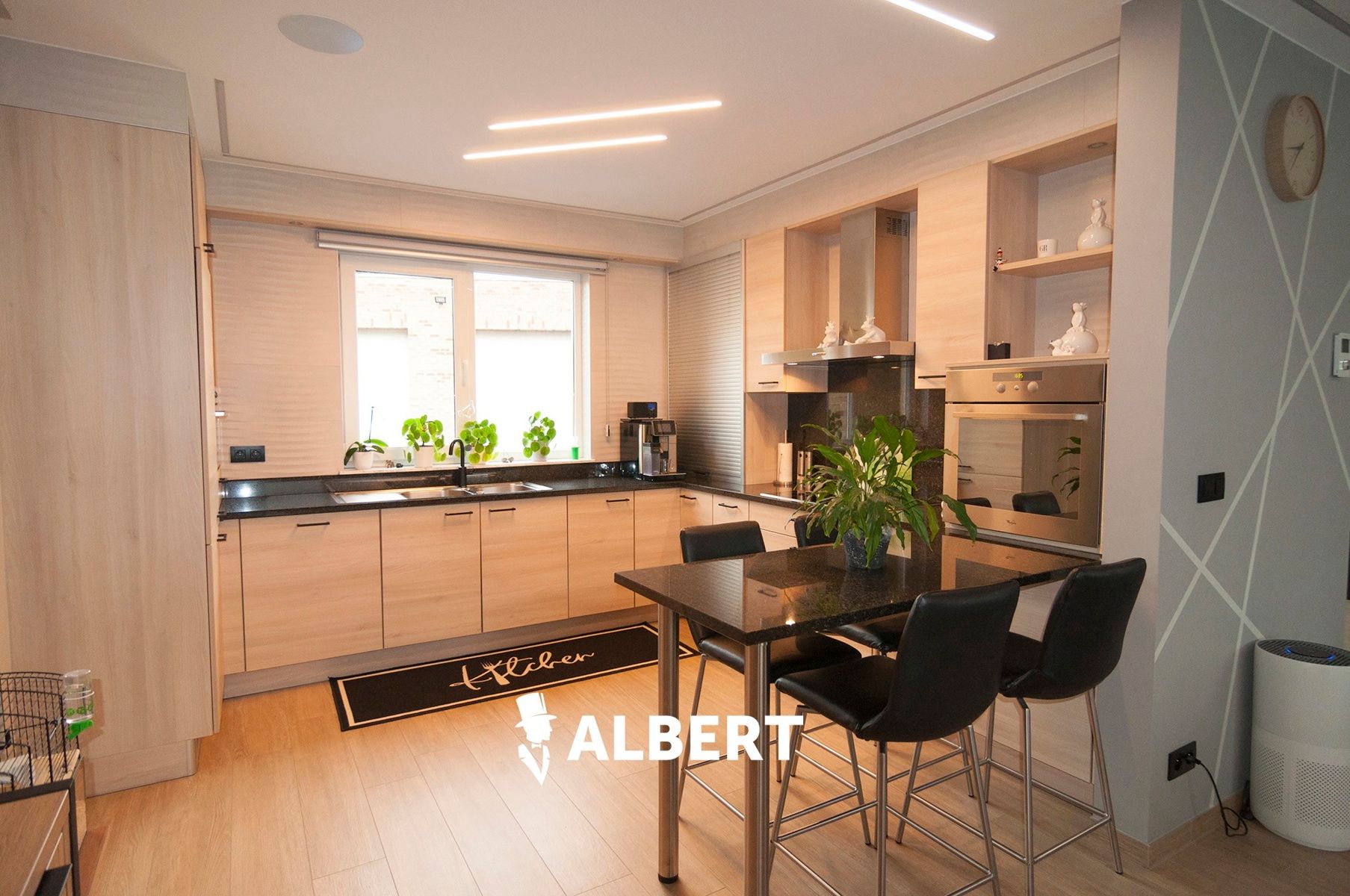 Instapklare woning met grote tuin en garage/magazijnruimte foto 8