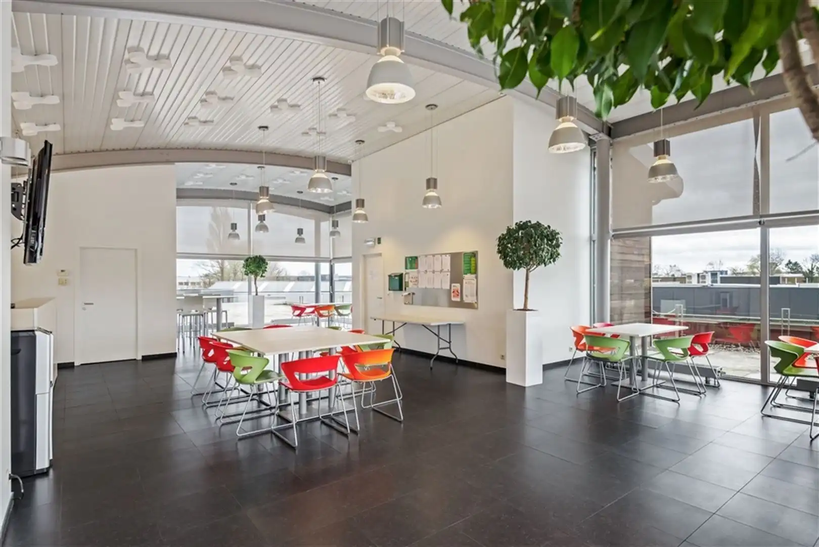 Kantoor van 1238m² samen met magazijn van 398 m² in Aartsela foto 6