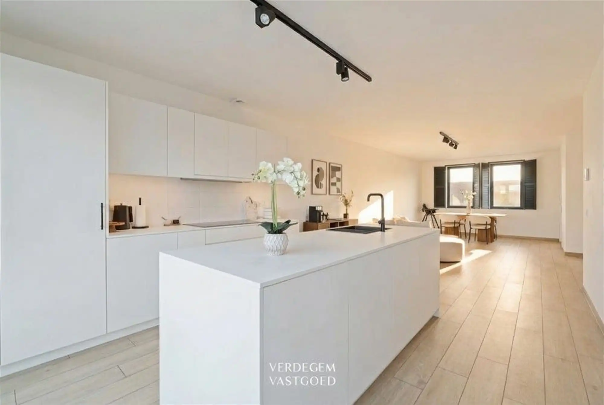 Verrassend ruime woning met 3 slaapkamers, autostaanplaats en zwemvijver foto 3