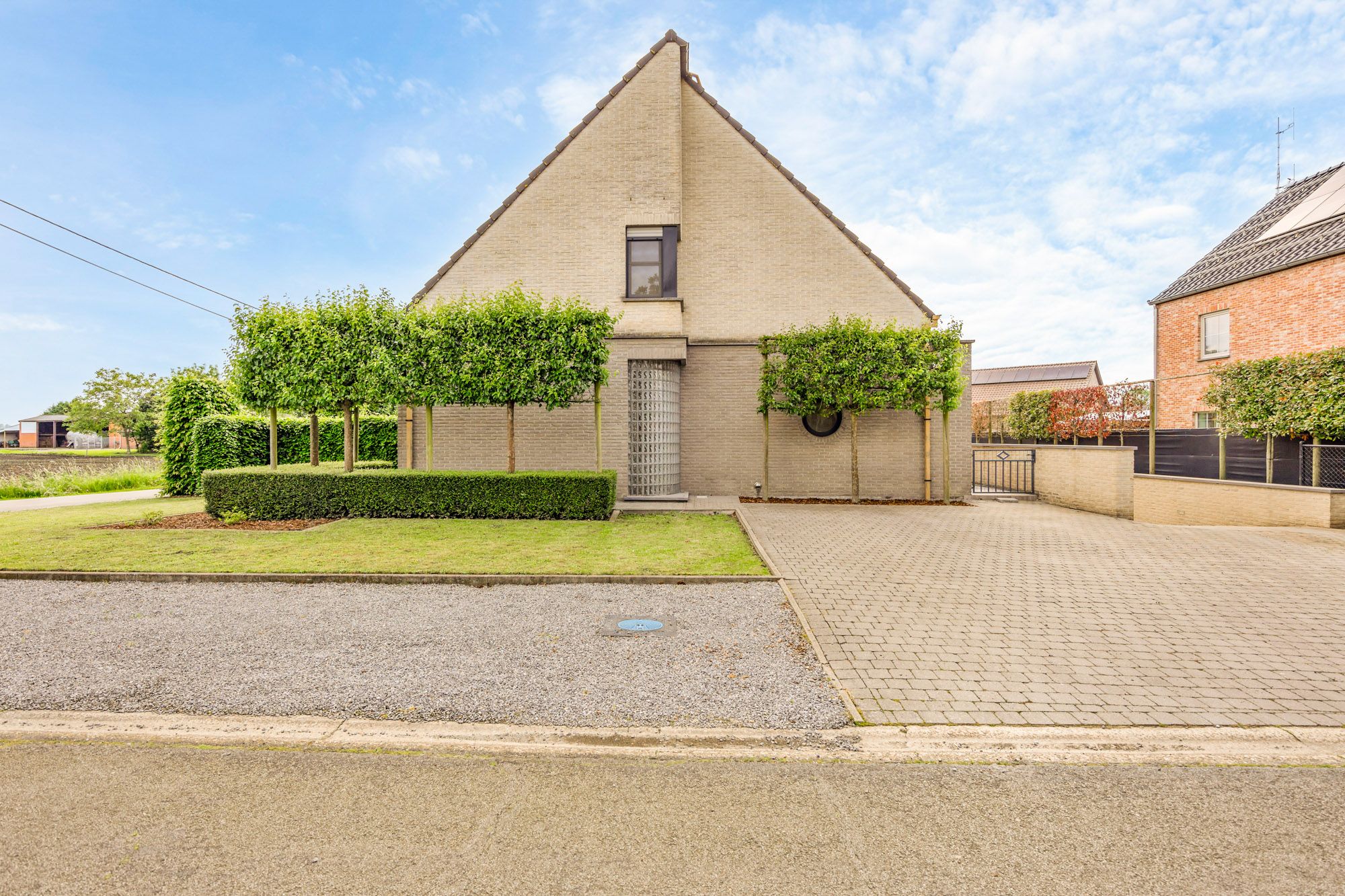 IDEALIS VASTGOED – EEN PRACHTIG GERESTYLDE VILLA MET EEN INDRUKWEKKENDE INKOMHAL, EEN HEERLIJKE OPEN EN LICHTRIJKE LEEFRUIMTE, GOED UITGERUSTE KEUKEN, 4 EXTRA RUIME SLAAPKAMERS, 2 BADKAMERS (WONEN OP GELIJKVLOERS MOGELIJK), VOLLEDIG ONDERKELDERD, TEVENS EEN ONDERGRONDSE GARAGE VOOR 2 ROYALE WAGENS, RUIME BERGZOLDER EN HET DAK VOORZIEN VAN 20 ZONNEPANELEN GELEGEN OP EEN PERCEEL VAN 6A 32CA! foto 48