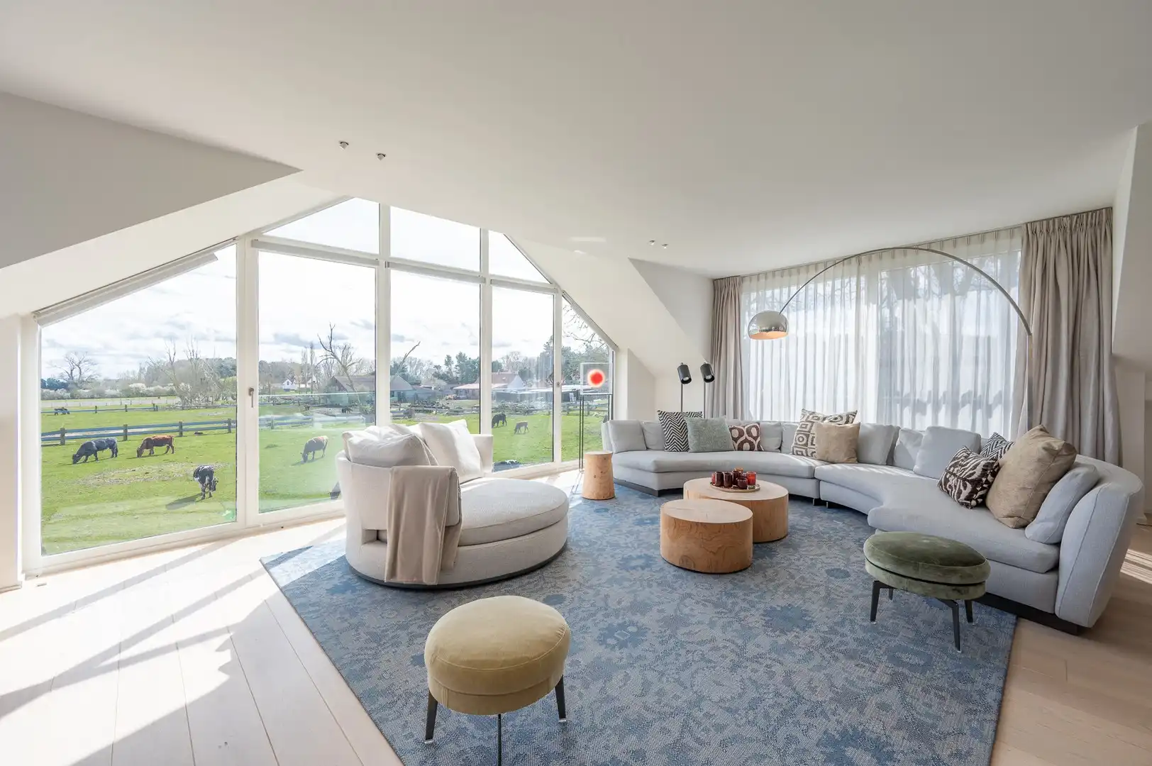 Uitzonderlijke eigendom met een uniek open zicht op de Hazegraspolders, vlakbij het Oosthoekplein. foto {{pictureIndex}}