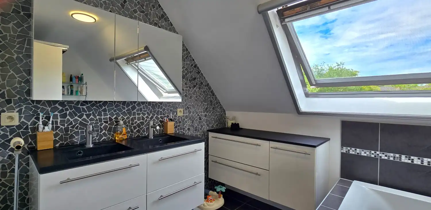 Instapklare halfopen gezinswoning met 4 slaapkamers, zonnepanelen en zonnige tuin foto 17