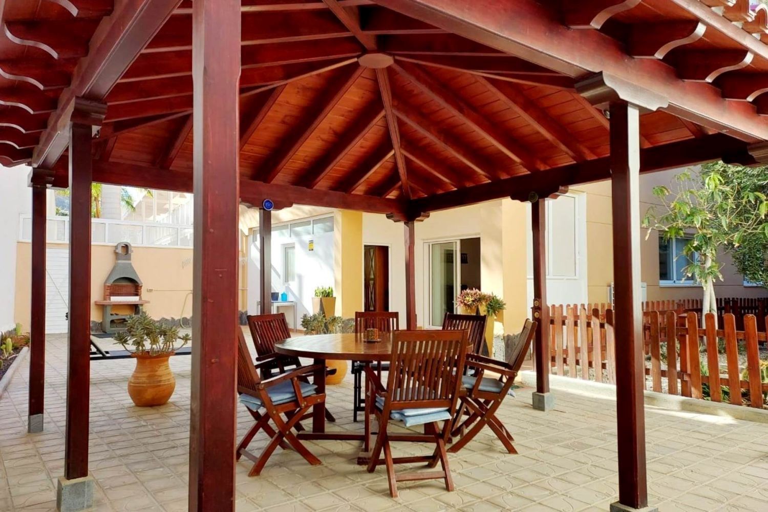 Gelijkvloers appartement met zeer ruim terras foto {{pictureIndex}}