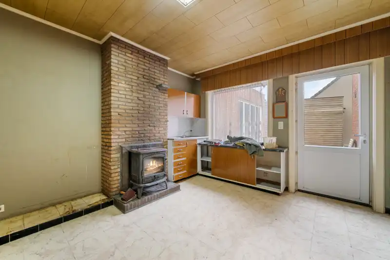 Westrozebeke-centrum. Te renoveren half open bebouwing, uitzonderlijke grote woning met veel bergruimte en garage. Potentieel als woonruimte 165-225m2. Tuin en tuinhuis. foto 11