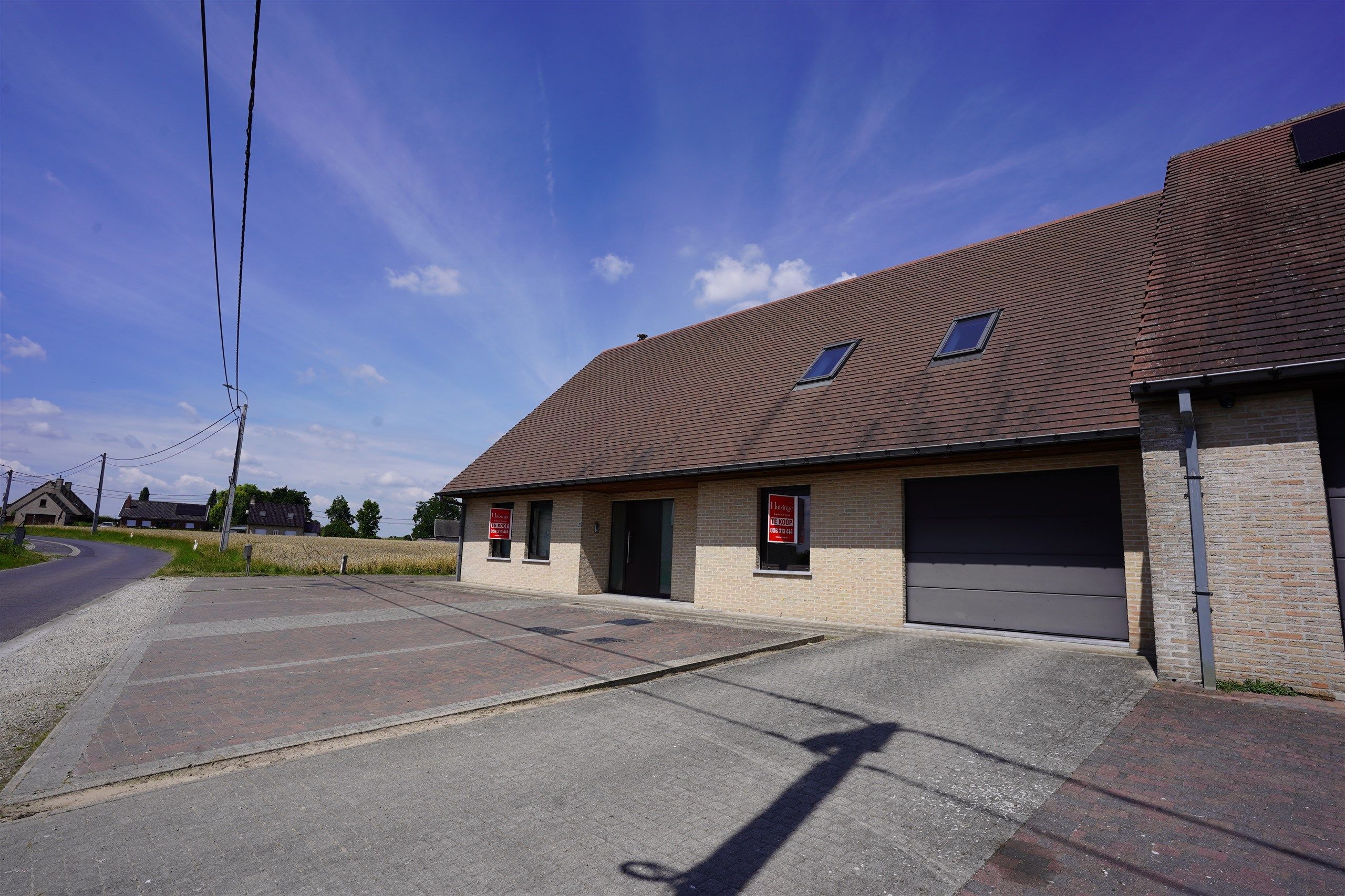 Kloeke en degelijke halfopen villa met landschappelijke verzichten!  foto {{pictureIndex}}