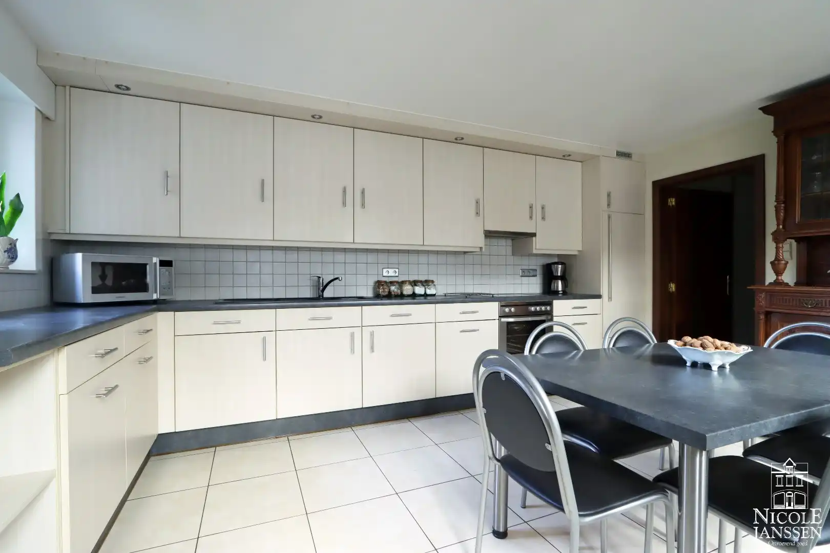 Karaktervolle woning met grote garage en werkhuis foto 11