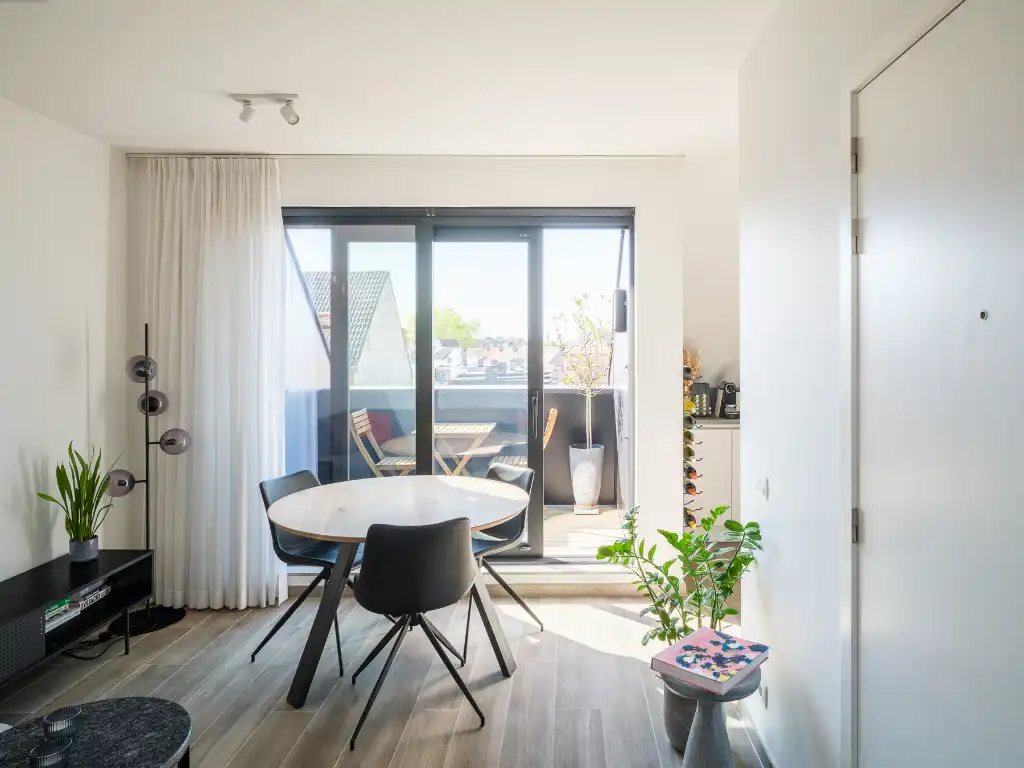 Recent nieuwbouw appartement (BJ 2020) met een aangenaam terras foto 2