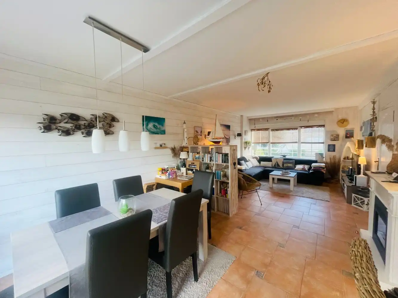 Zeebrugge op 50meter van het strand Uiterst charmante totaal gerenoveerde RUIM WOONHUIS met 5 SLAAPKAMERS en 3 BADKAMERS en 3 TERRASSEN. Grote troef is 2 AUTOSTAANPLAATSEN en ruime GARAGE.&nbsp; Oprit, grote garage, werkplaats, plaats voor fietsen, ingerichte STUDIO met tuintje op het zuiden. &nbsp;1éV:&nbsp; Zalige living , ingerichte open keuken, uitgevend op een groot zonneterras.Long island style. 2é V: 3 leuke slaapkamers , 2 badkamers. Onder het dak&nbsp; 4 é slaapkamer uitgevend op mooi terras met prachtig vergezicht.Bebouwde oppervlakte van 230 m2 Grondoppervlakte is 137m2 Magnifiek, Perfect onderhouden&nbsp; Juist verhuizen ! Zalig Wonen!&nbsp; Zowel hoofverblijfplaats, als vakantieverblijf aan Zee . foto 5