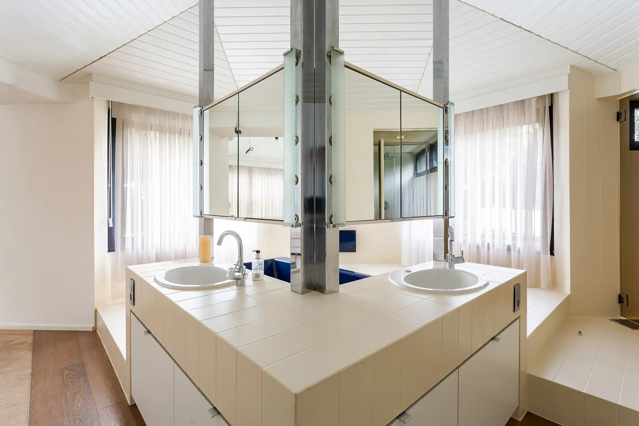 Topgelegen architectenwoning met ruim tuin en binnenzwembad. foto 35