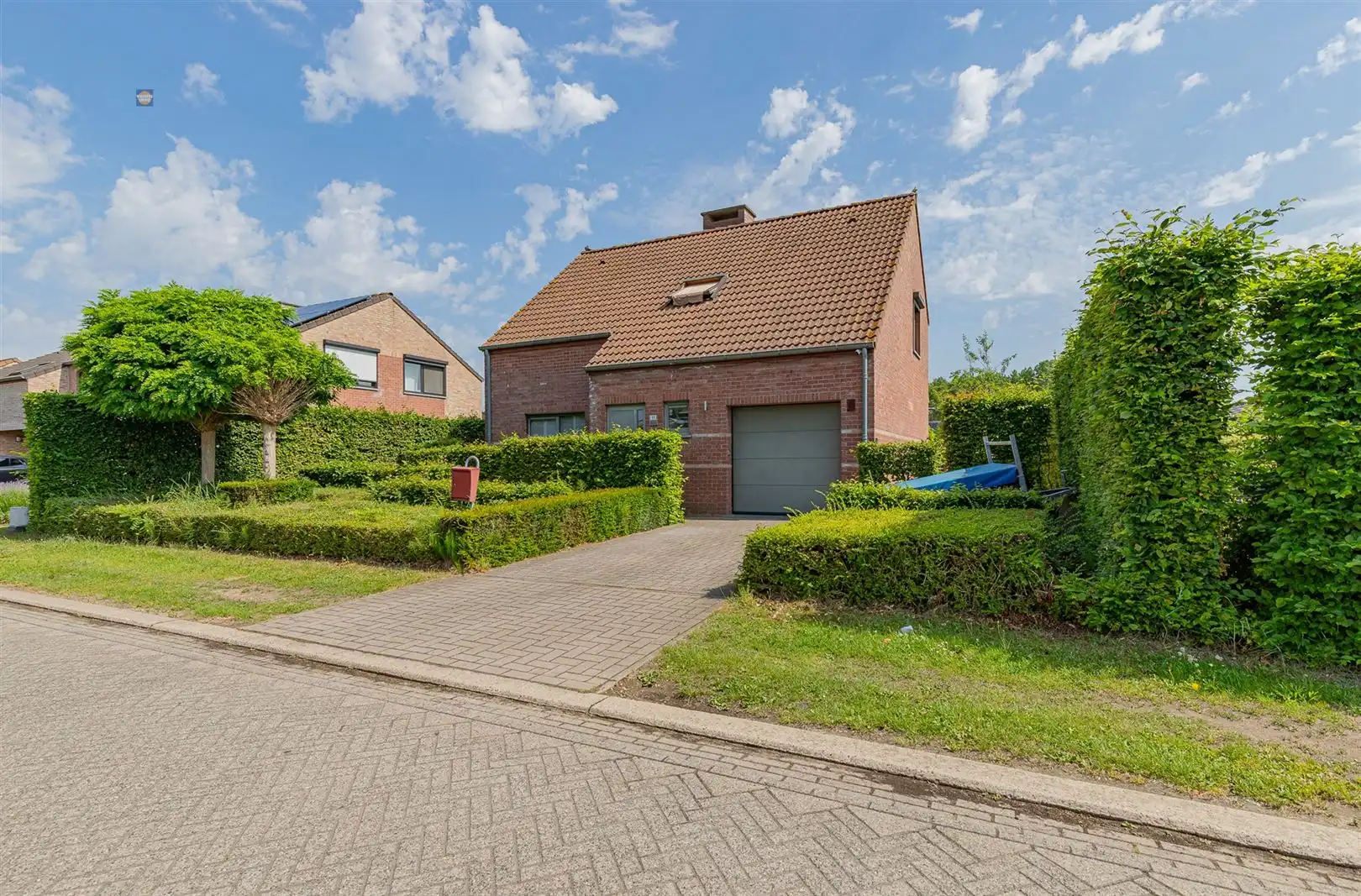 Open bebouwing met 3 slpk en grote tuin in rustige wijk foto 2