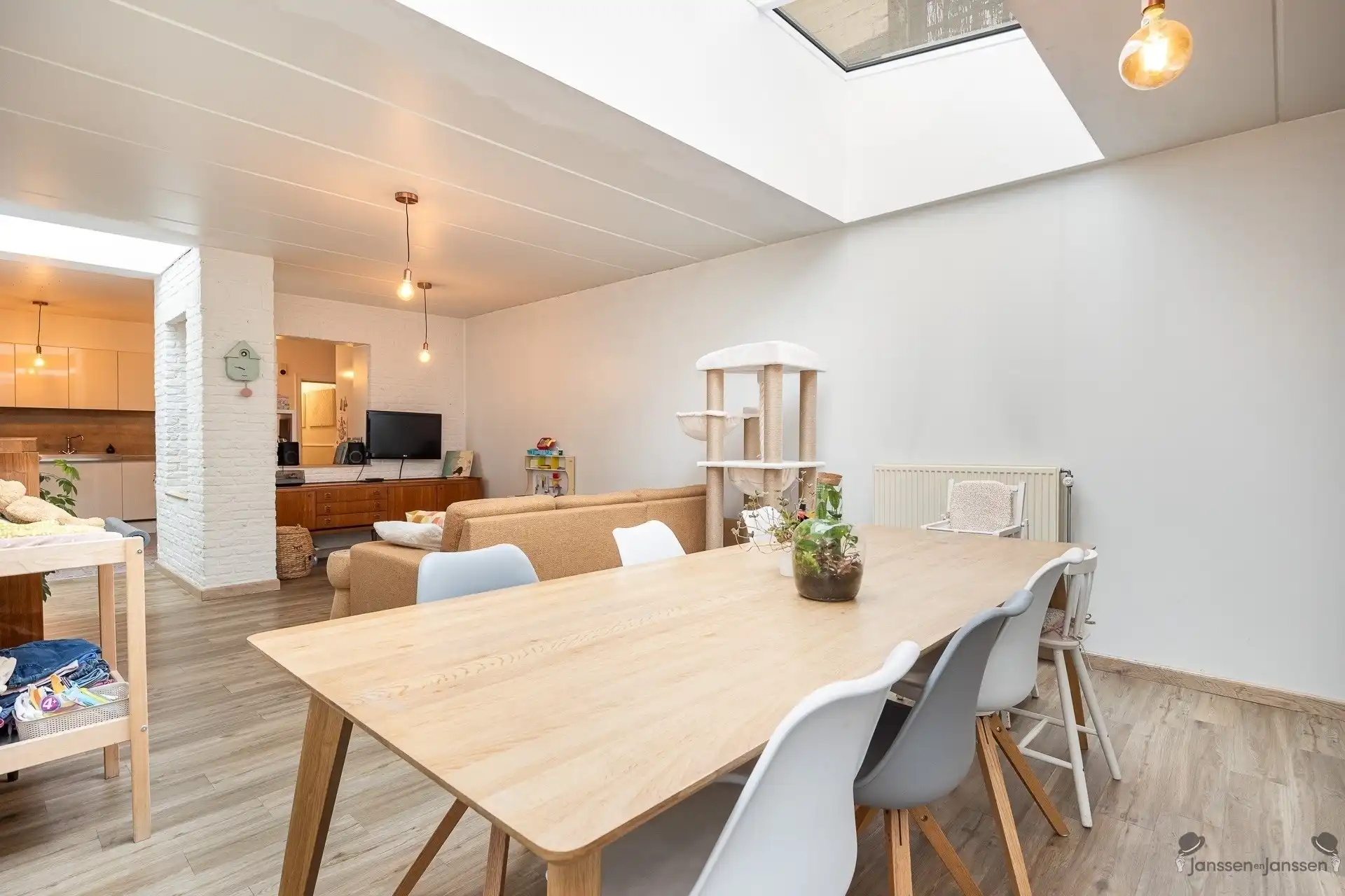 Volledig gerenoveerd herenhuis met 4 slaapkamers, terras,  zonnepanelen en EPC B foto 5