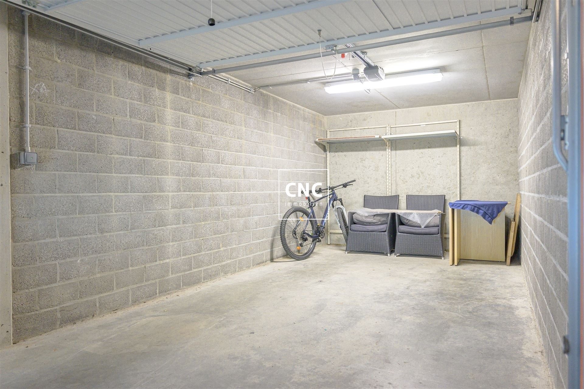 Makkelijk bereikbare garagebox in centrum Knokke foto {{pictureIndex}}