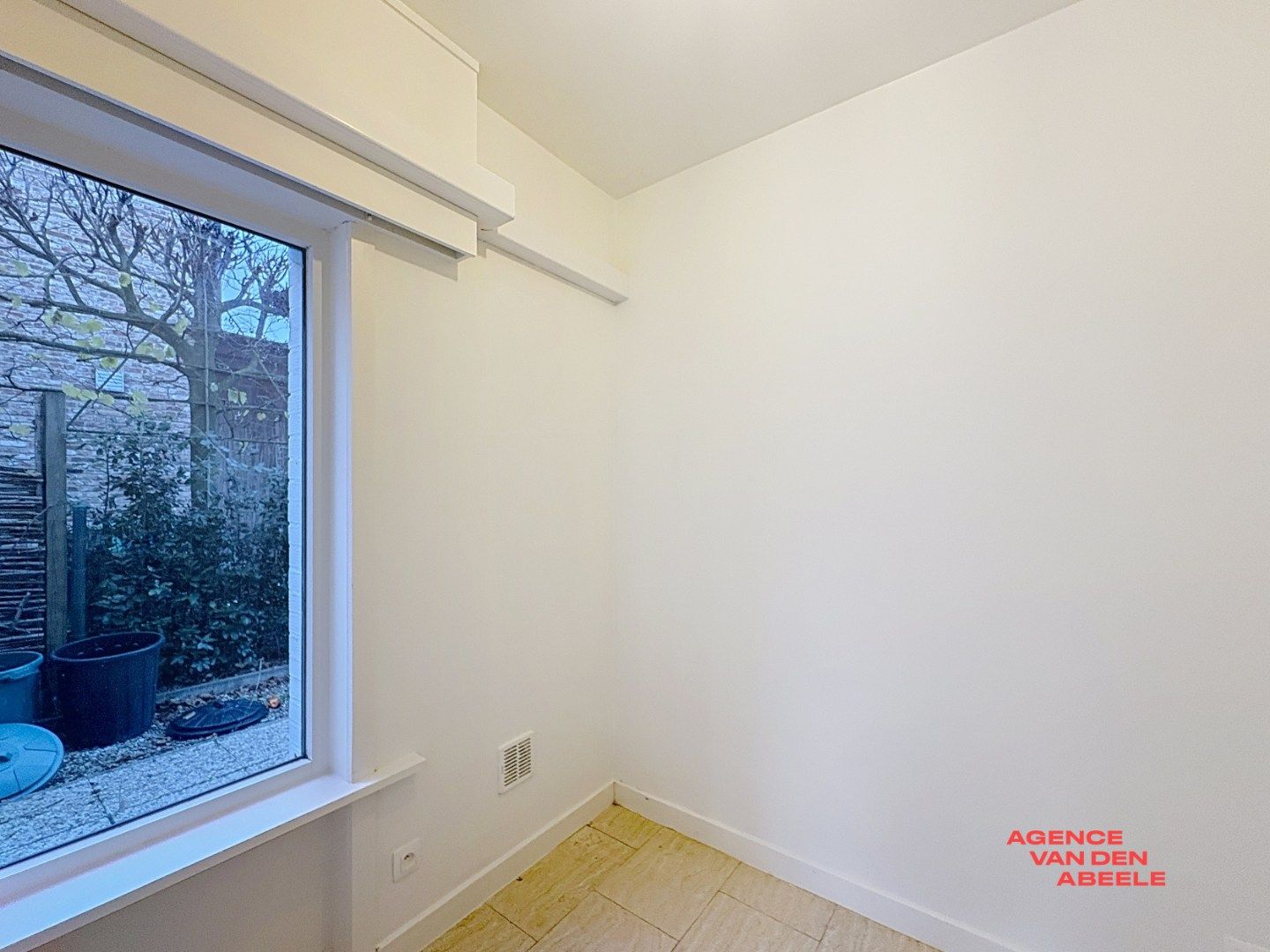 Gelijkvloers appartement met 2 slaapkamers, ruime garage en tuin foto 7