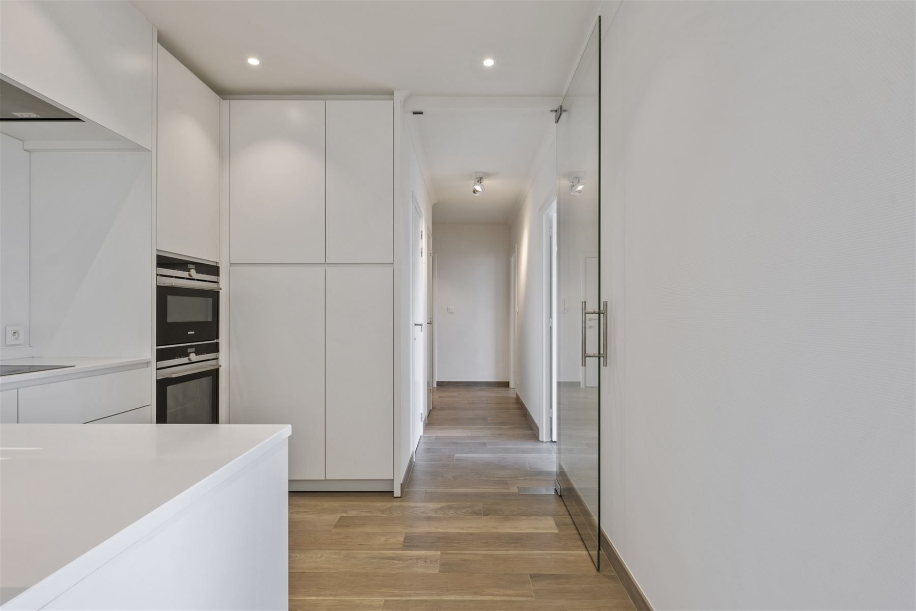 Gerenoveerd ,instapklaar appartement met garage foto 7