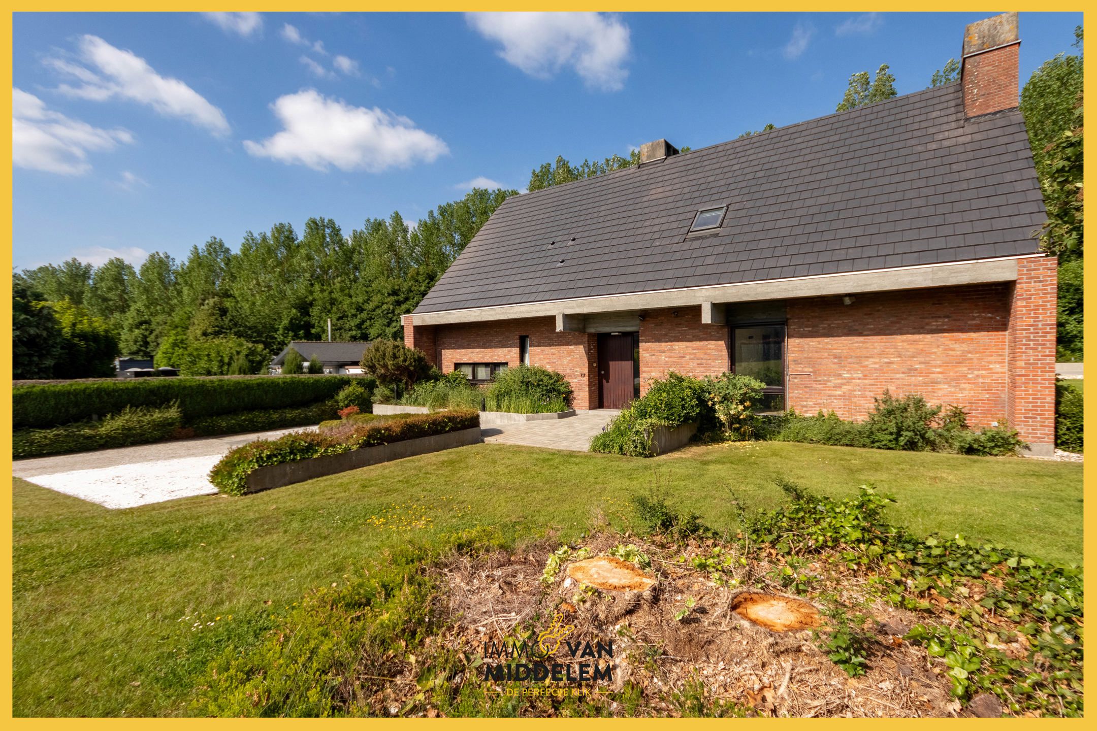 RUIME VILLA MET 4 KAMERS EN BUREAU IN EEN GROENE OMGEVING foto {{pictureIndex}}