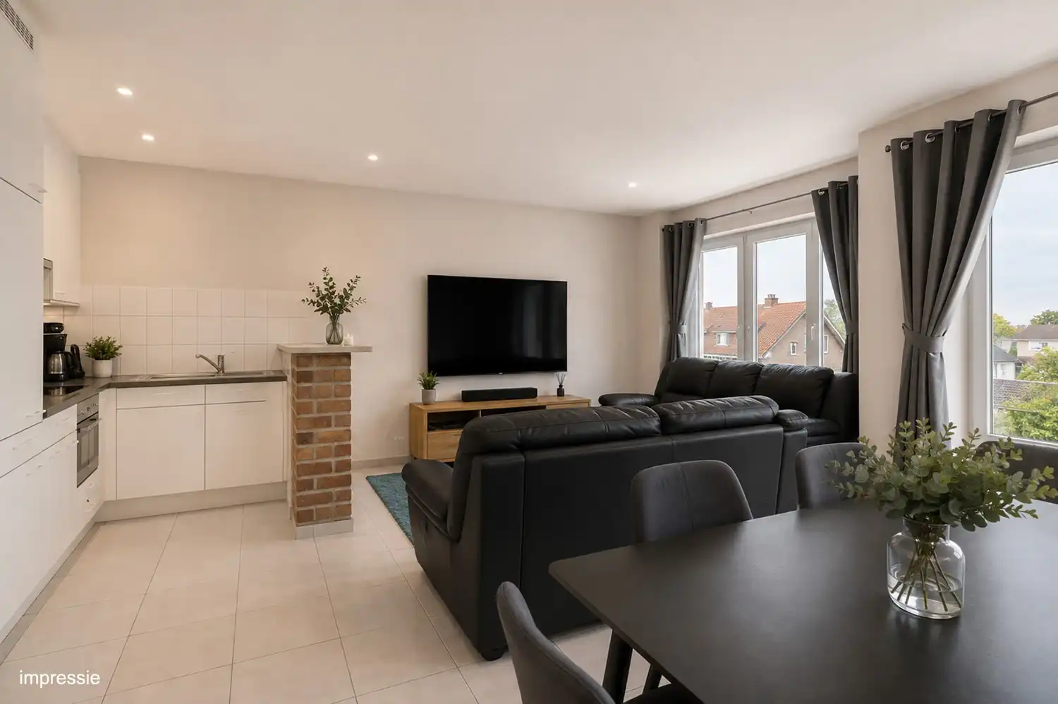 Instapklaar 2-slaapkamer appartement met royale garagebox en autostaanplaats! foto 6