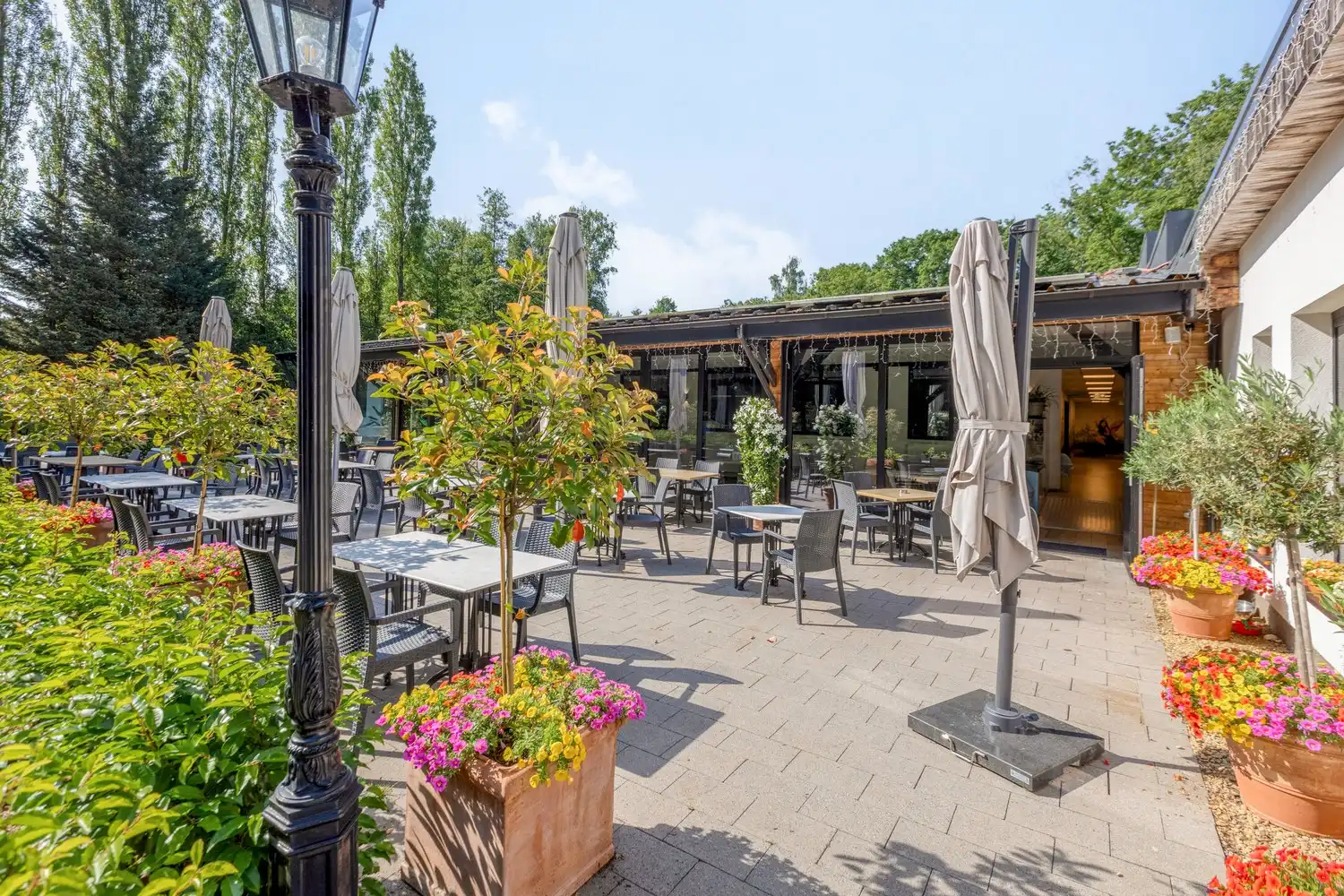 Unieke overnamekans: volledig uitgeruste binnenspeeltuin met brasserie op toplocatie in Rekem/Lanaken foto {{pictureIndex}}