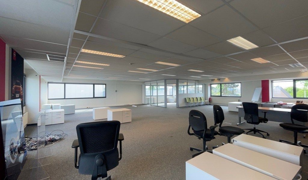 Ingedeelde kantoorruimte met parking te huur in Aartselaar foto 12