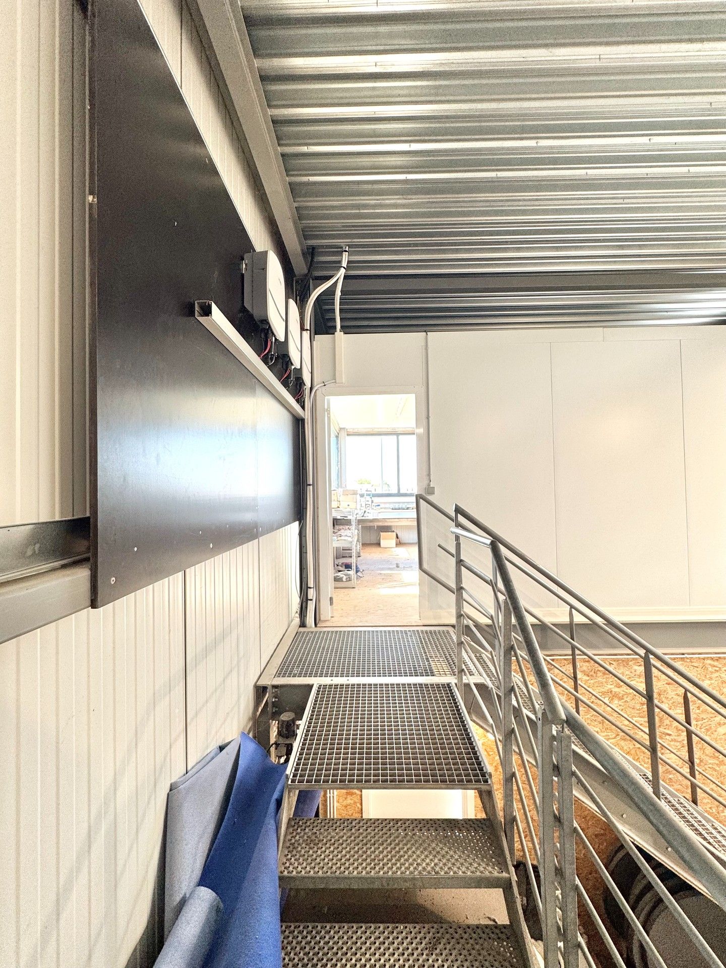 MAGAZIJN MET BURELEN/ SHOWROOM foto 12
