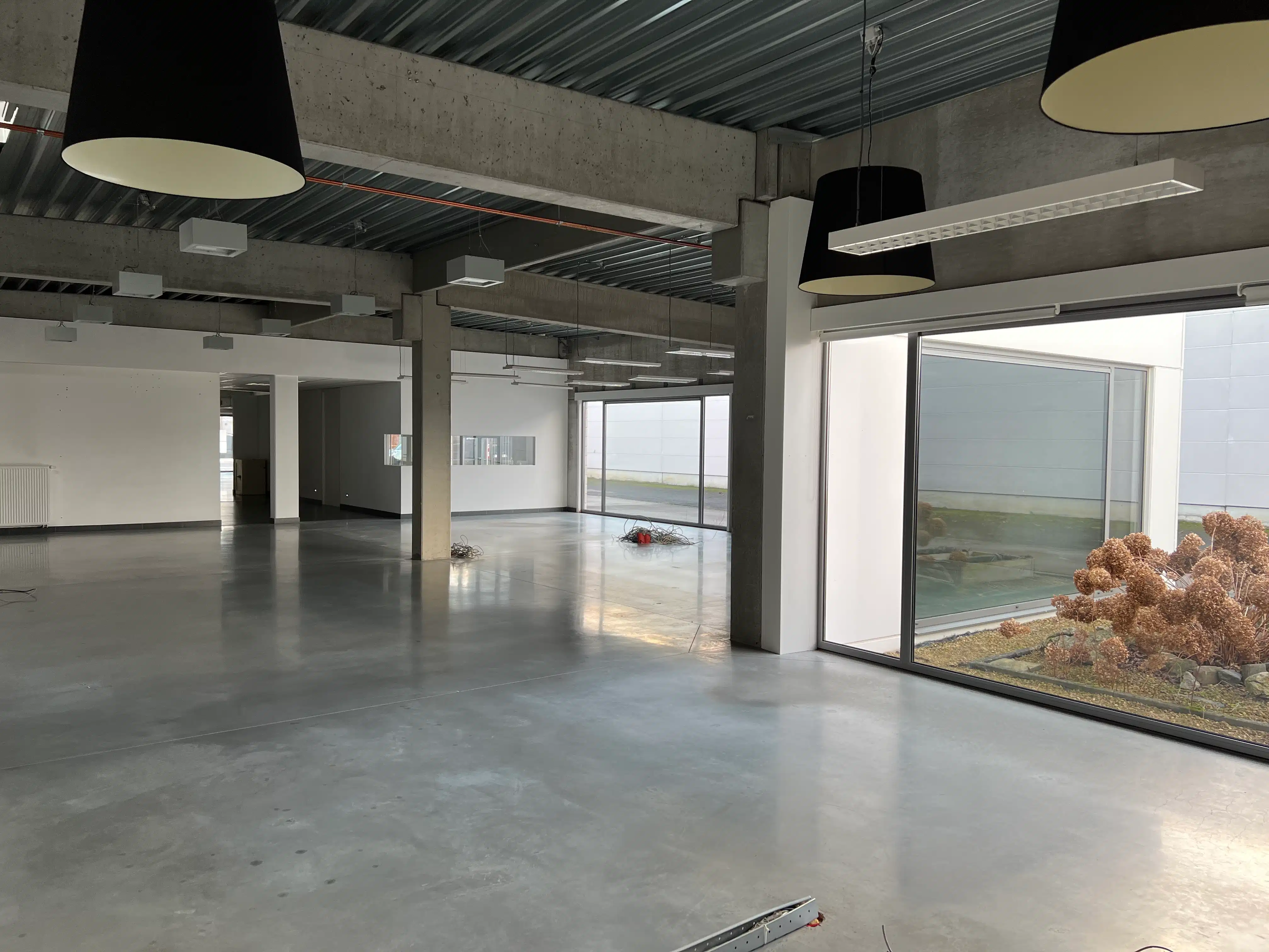 Moderne kantoor-/handelsruimte met duplex appartement – topligging Kortrijk-Wevelgem foto {{pictureIndex}}