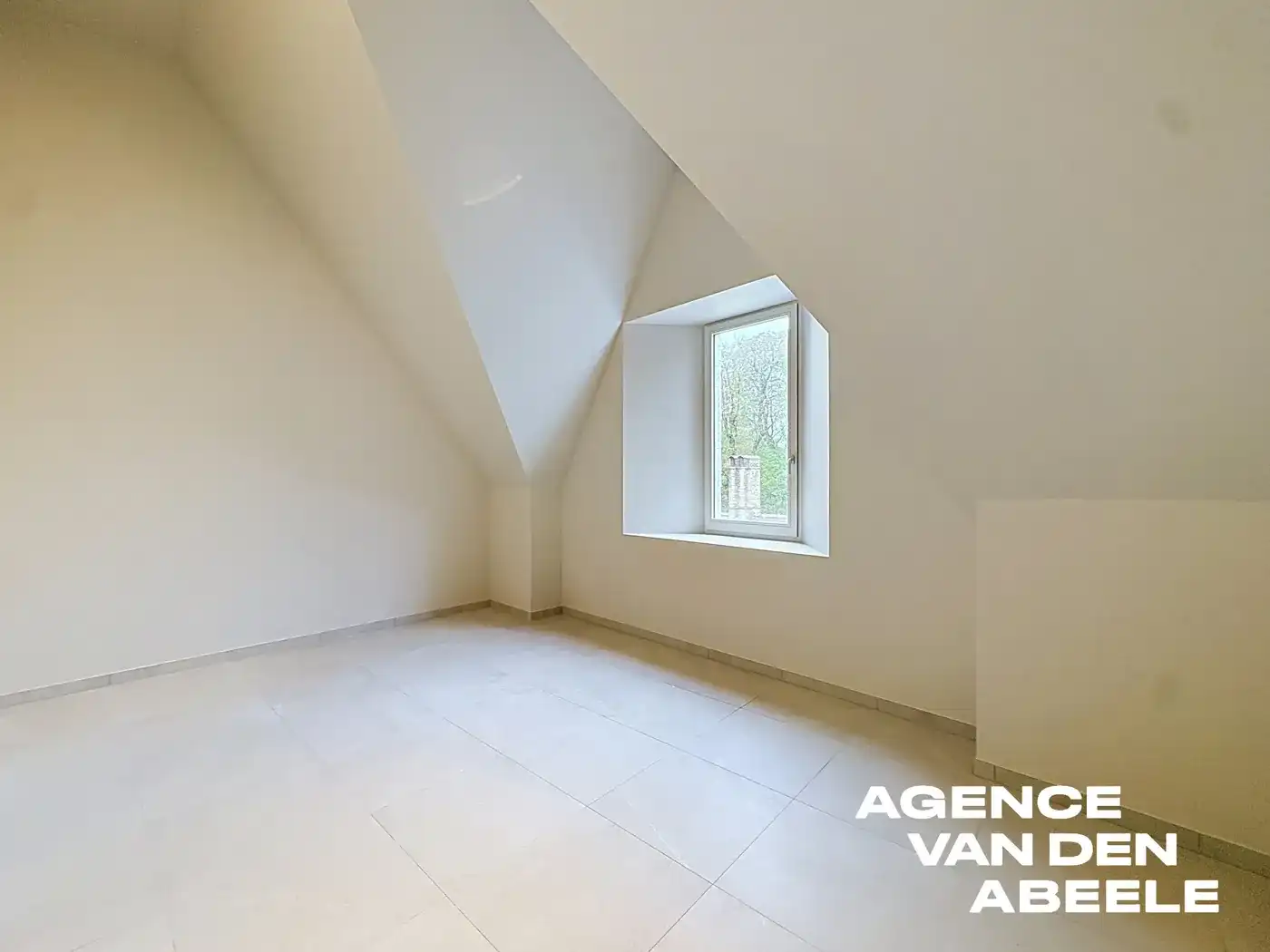 Prachtige nieuwbouwwoning met garage en tuin foto 17