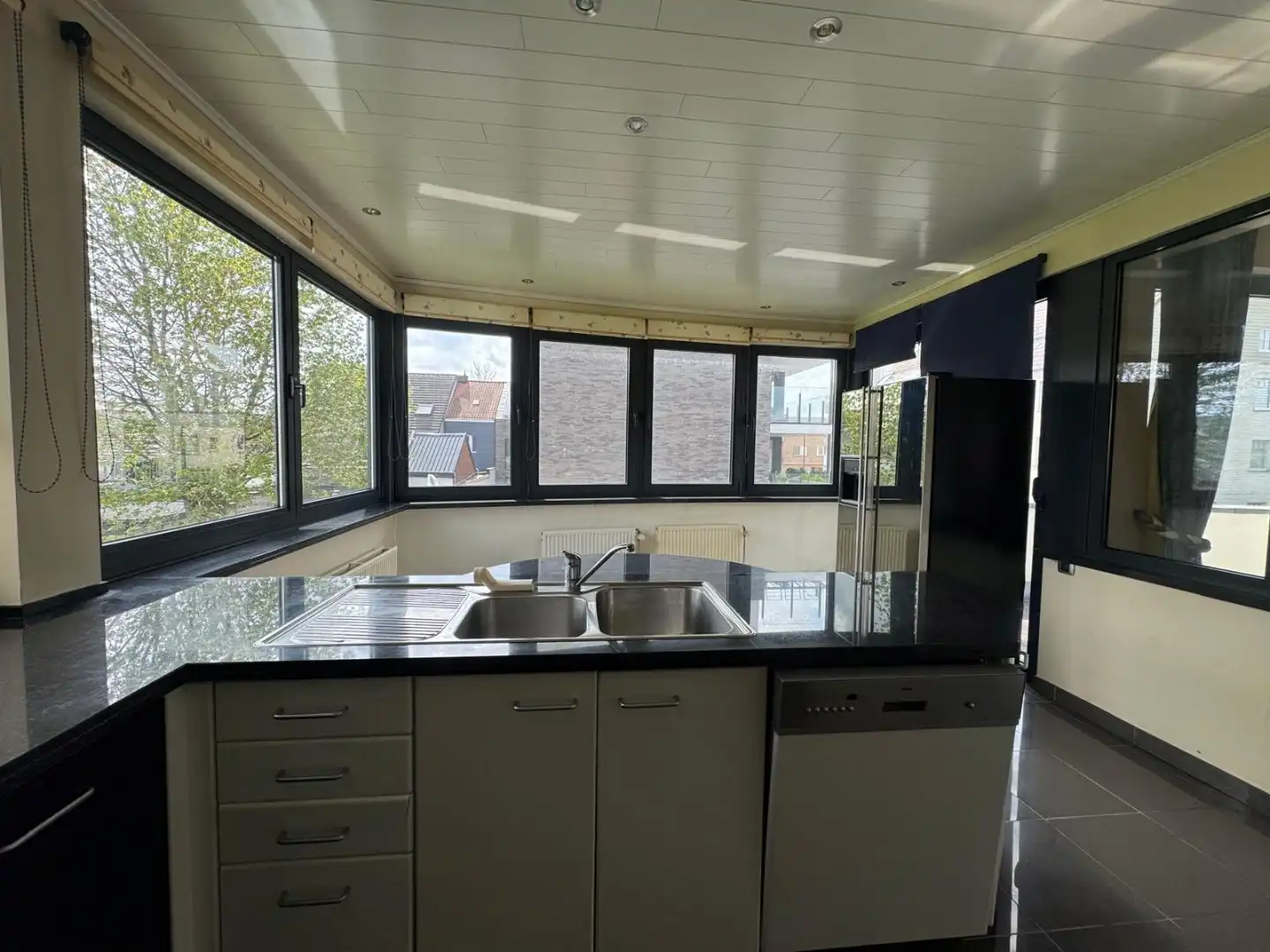 TE HUUR - Op zoek naar een ruim appartement in hartje Merchtem? Welkom Home! foto 8