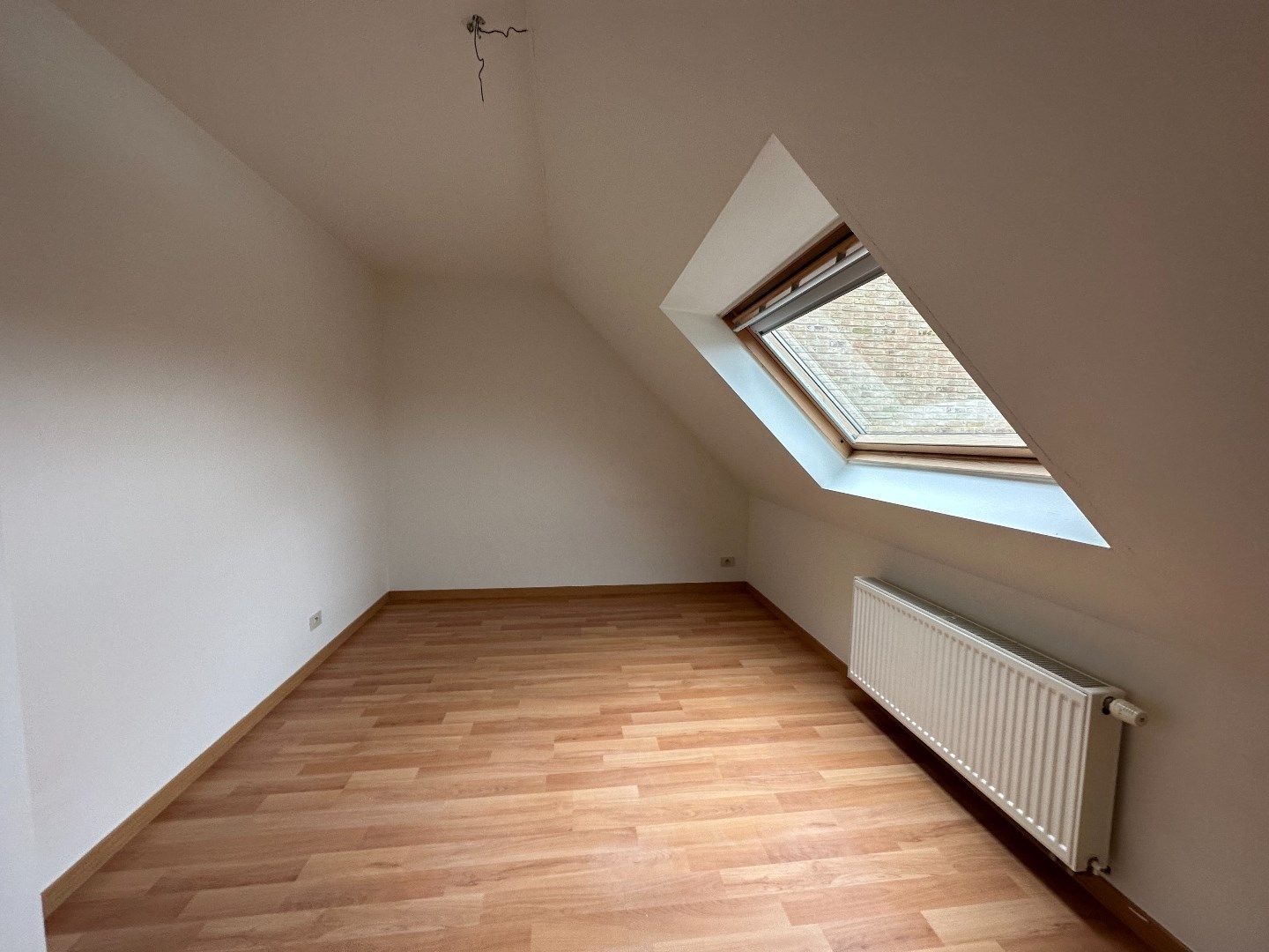 Centraal gelegen, lichtrijke woning met drie slaapkamers en garage foto 11