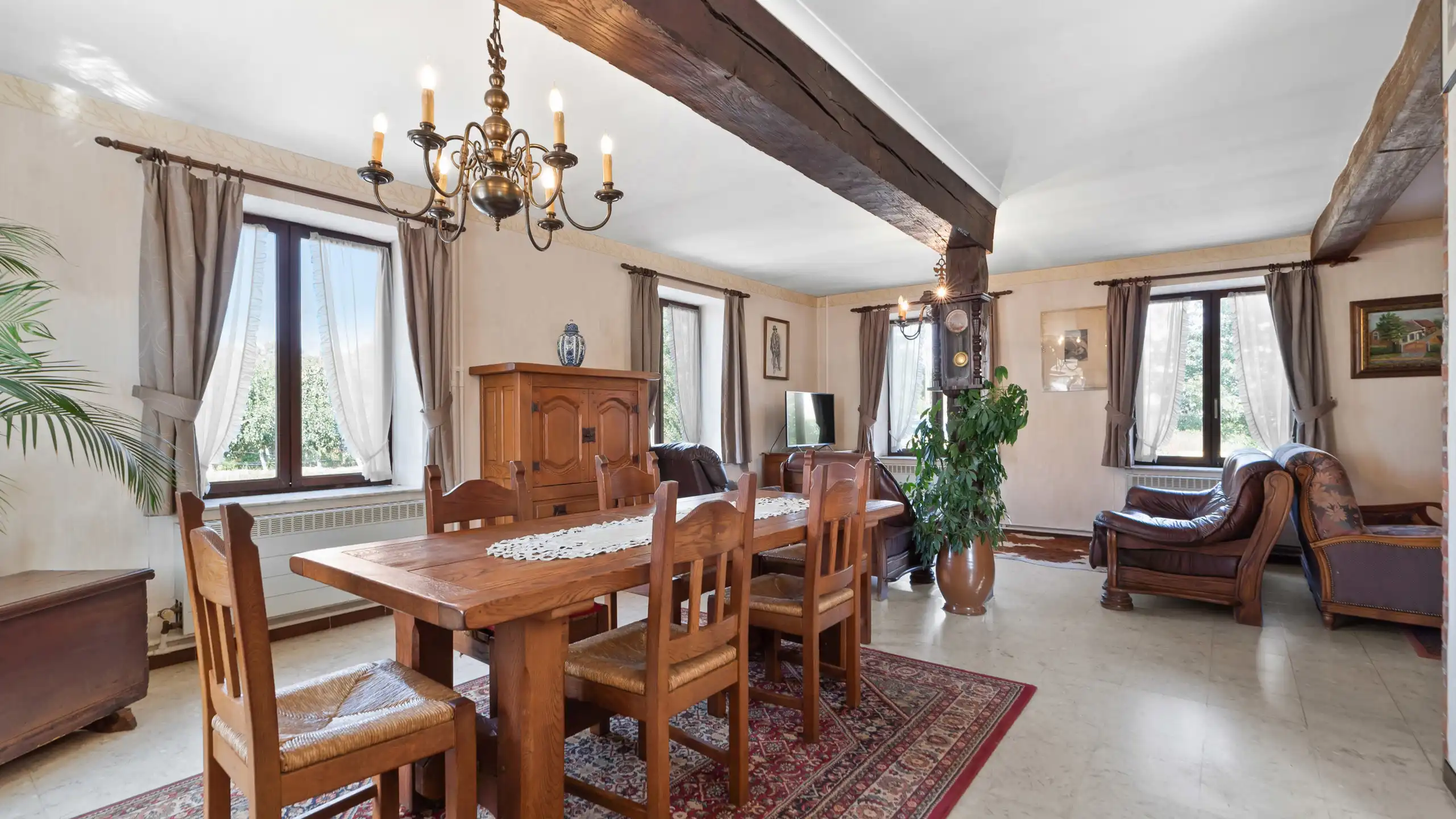 TIELT-WINGE- Ruime woning met bijgebouwen, binnenkoer op 96a foto 11