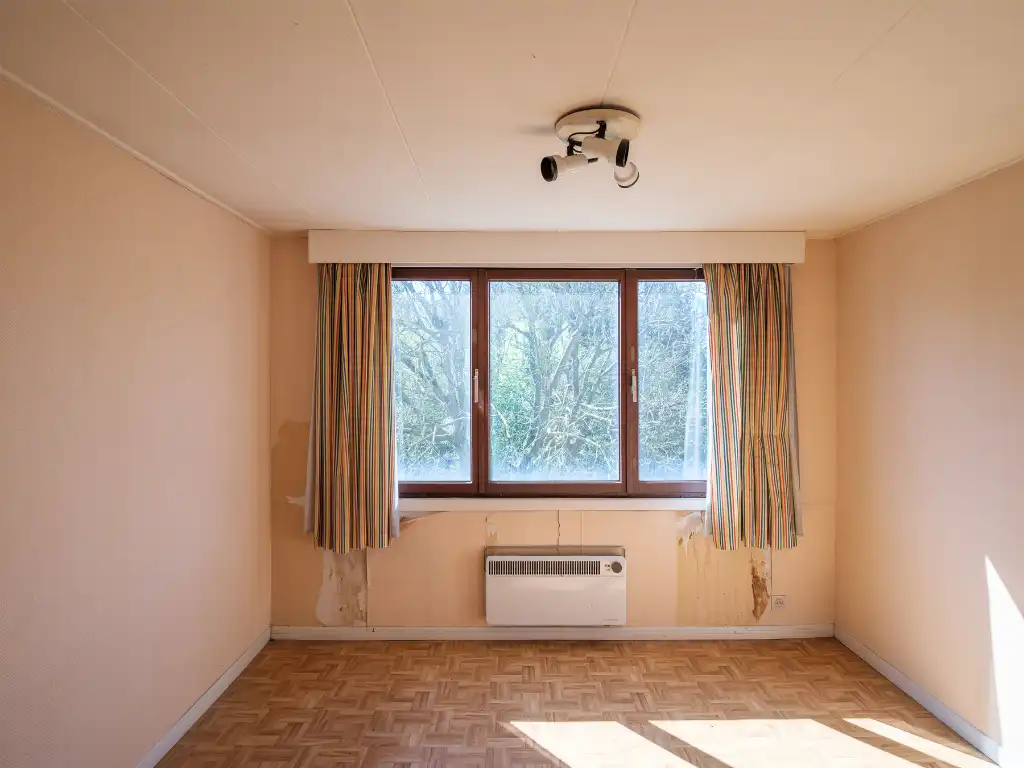 Mid-century modern villa met vier slaapkamers, verdeeld over drie niveaus, gelegen op een groen perceel in Lievegem. foto 14