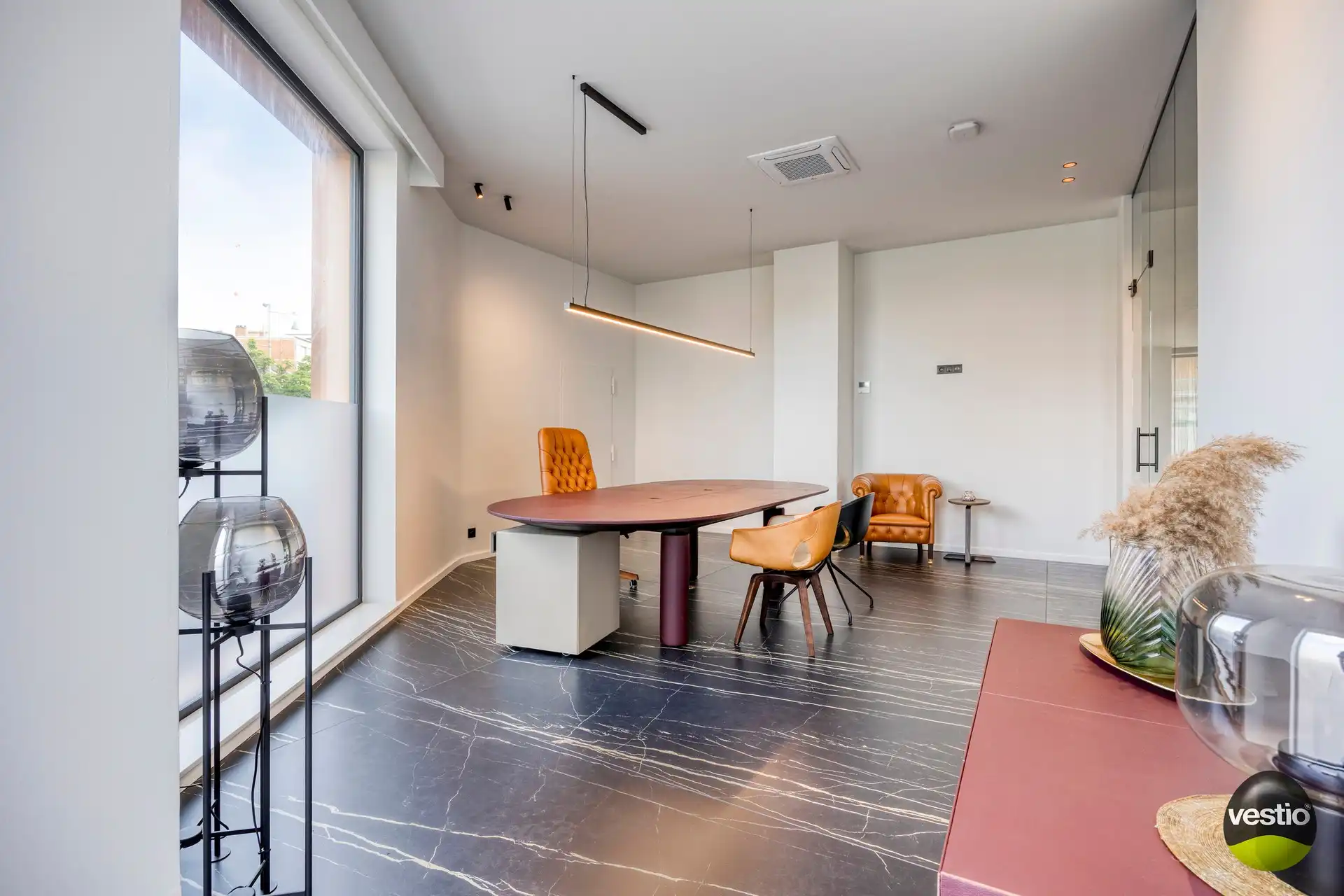 Luxueuze gelijkvloerse kantoorruimte van ca. 328 m² met parking. foto 12