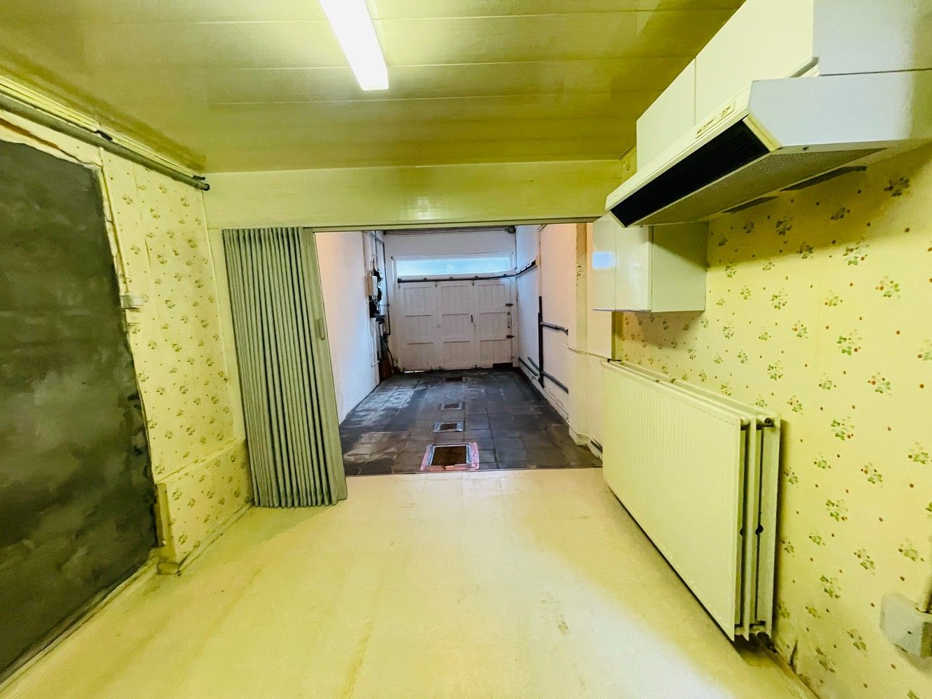 Hartje Brugge  TOP  TOERISTISCHE LIGGING , in de GOUDEN DRIEHOEK, Uitzonderlijk HANDELSPAND ( gevelbreedte 11 meter)                          LICHTRIJKE WINKELRUIMTE ,uitgevend op  Exclusieve STADSPATIO met overdekte rondgang van 105m²+ GARAGE van 30 m² UNIEK  IN BRUGGE op dergelijke ligging ! ERBOVEN lichtrijk ruim APPARTEMENT met zonneterras, foto 42
