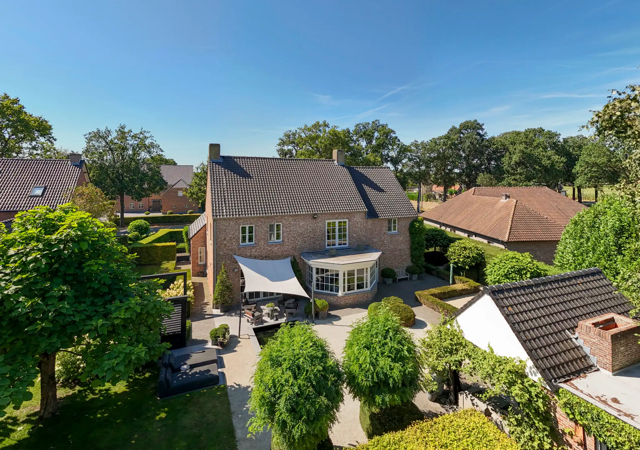 Luxe  villa met een oppervlakte van 475m²  op 1.383m² grond. foto 39