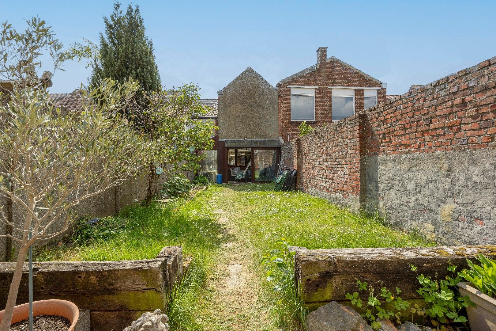 Ruime woning met 3 slaapkamers en tuin foto 14