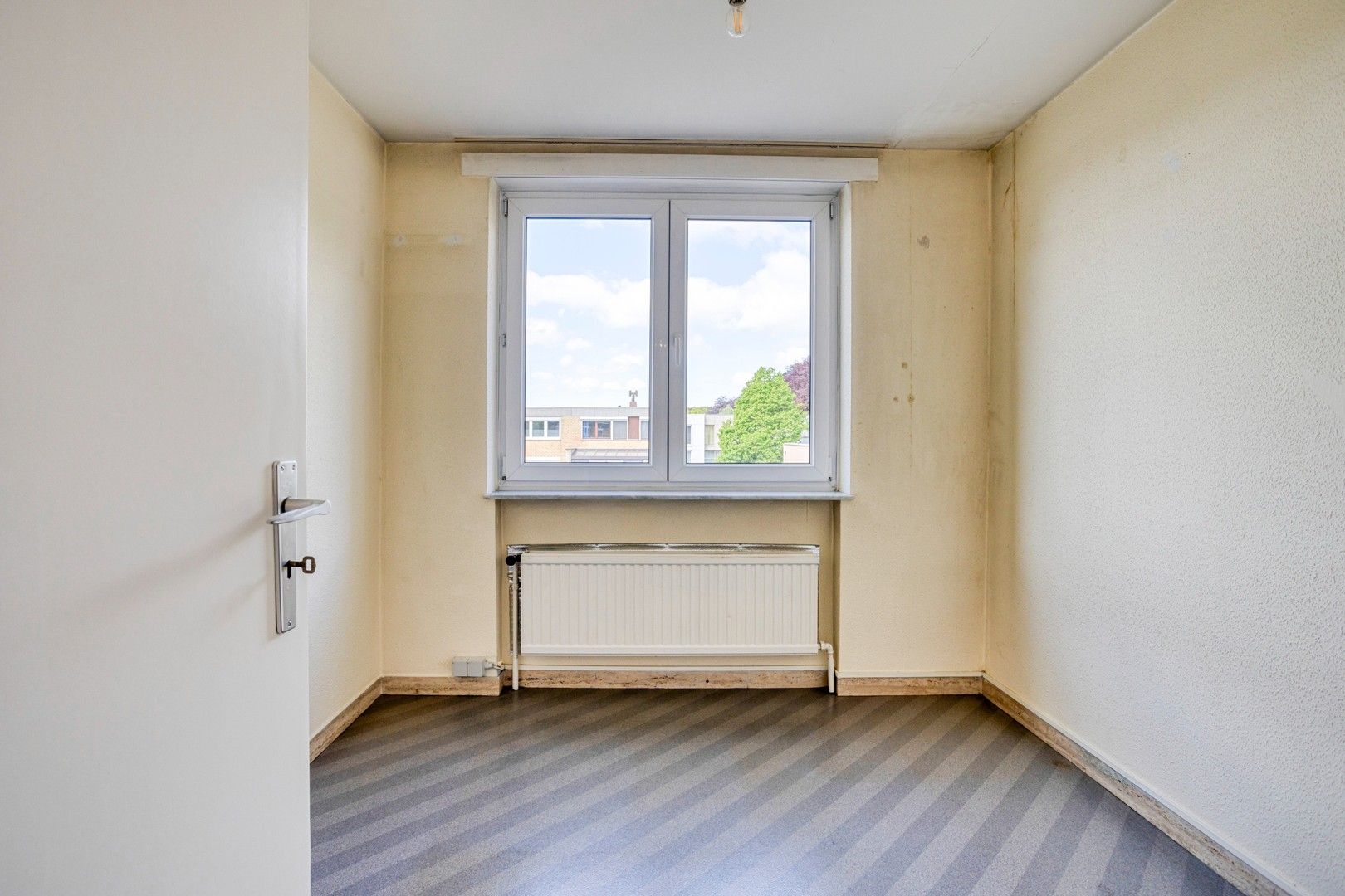 Op te frissen woning met kantoorruimte en garage te Sint-Michiels foto 20