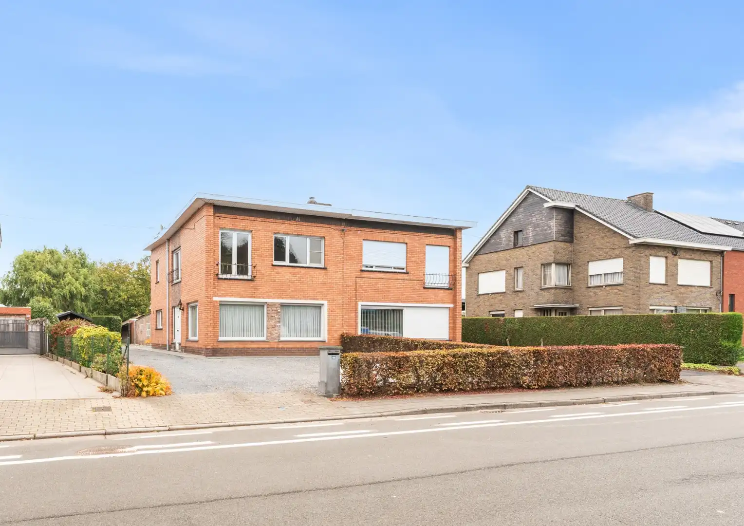 Lichtrijke en stevig gebouwde halfopen woning op een perceel van 794 m² foto {{pictureIndex}}