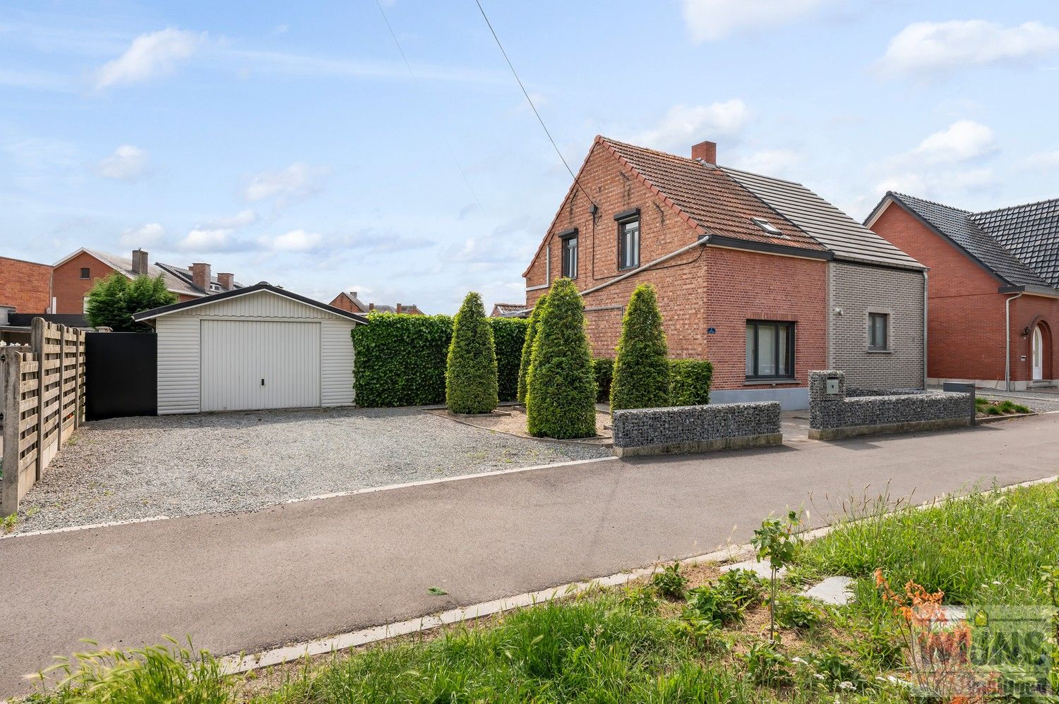 Mooi onderhouden woning met 2 slpkm foto 2