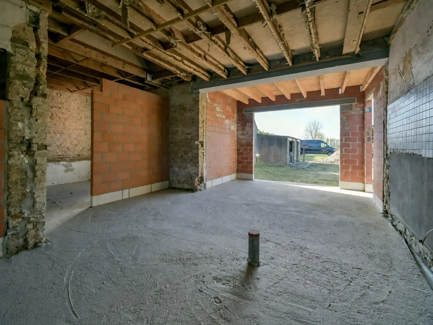 Ruwbouwwoning met tal van mogelijkheden in rustige ligging te Kortemark! foto 6