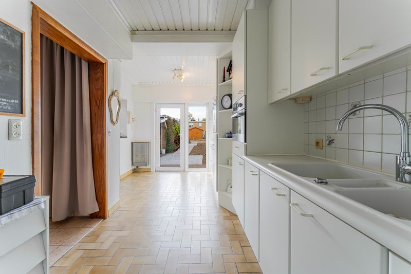 Roeselare-stadsrand. Uiterst verzorgde en goed gelegen woning met 3 slaapkamers en aparte ingang garagestraat. Gunstig EPC & conform elektriciteitsattest ! foto 8