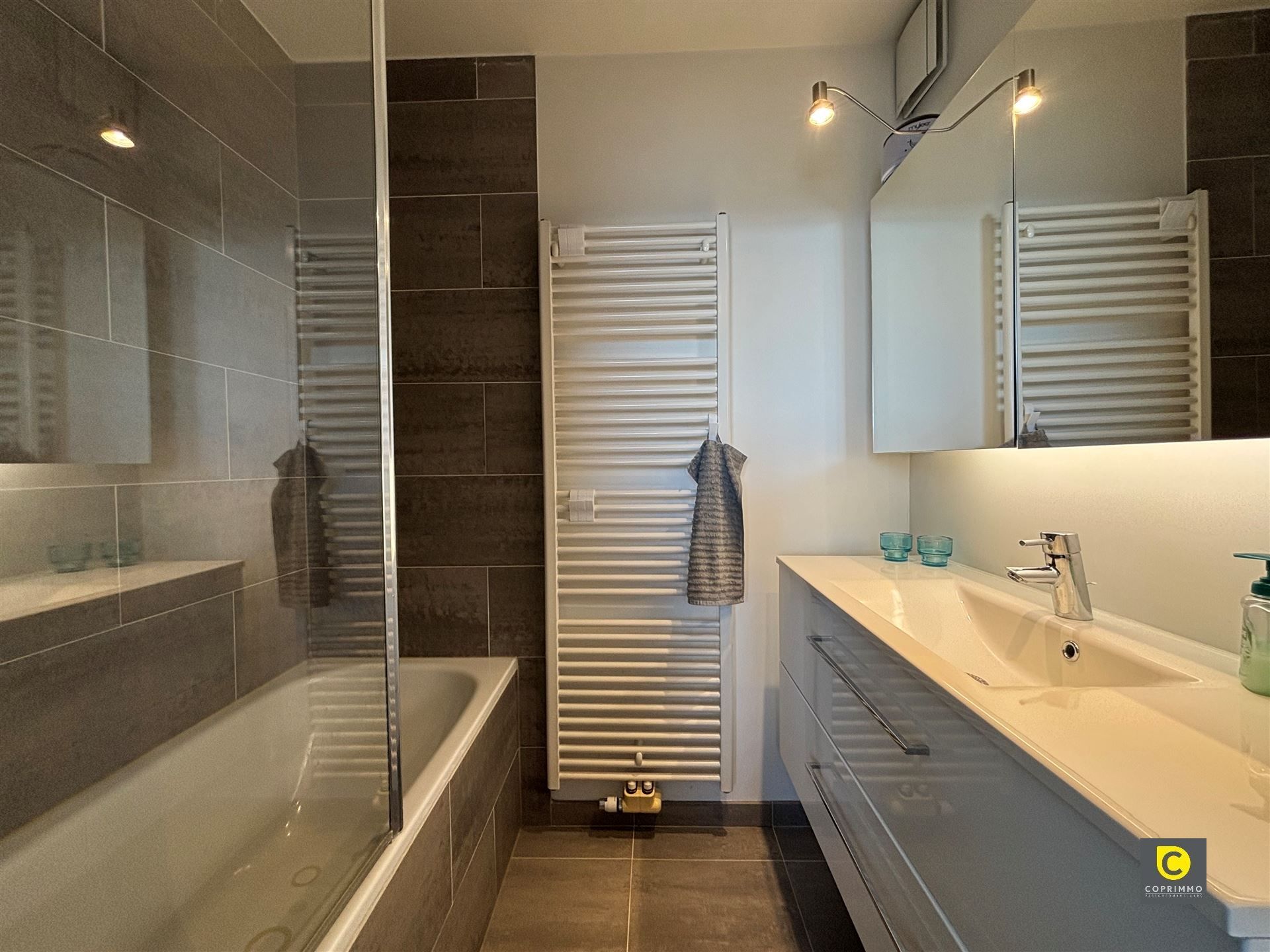 GEMEUBELD dakappartement met 2slp! foto 9