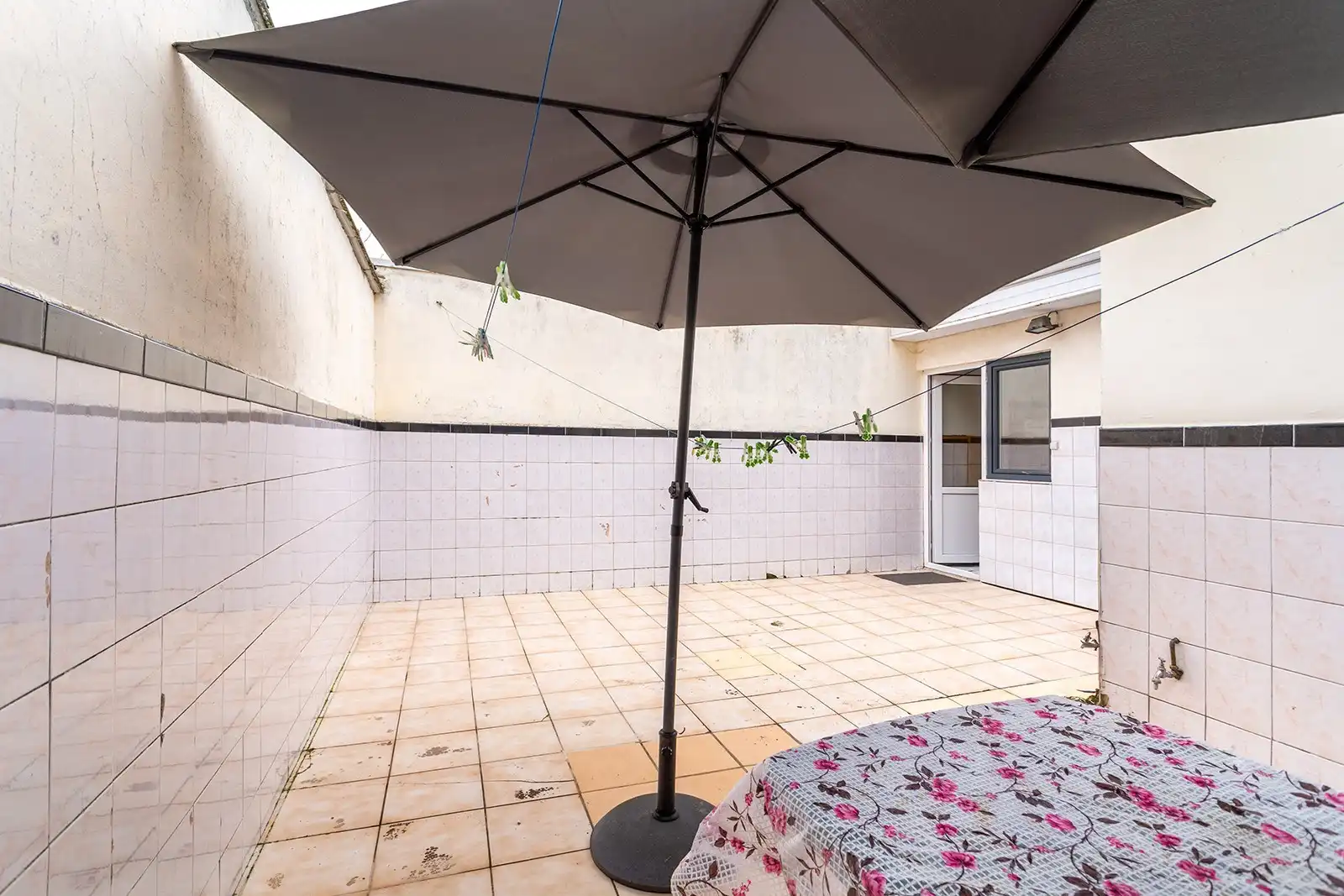 Op te frissen ruime woning met 7 slpk,3 badkamers,terras en garage foto 13