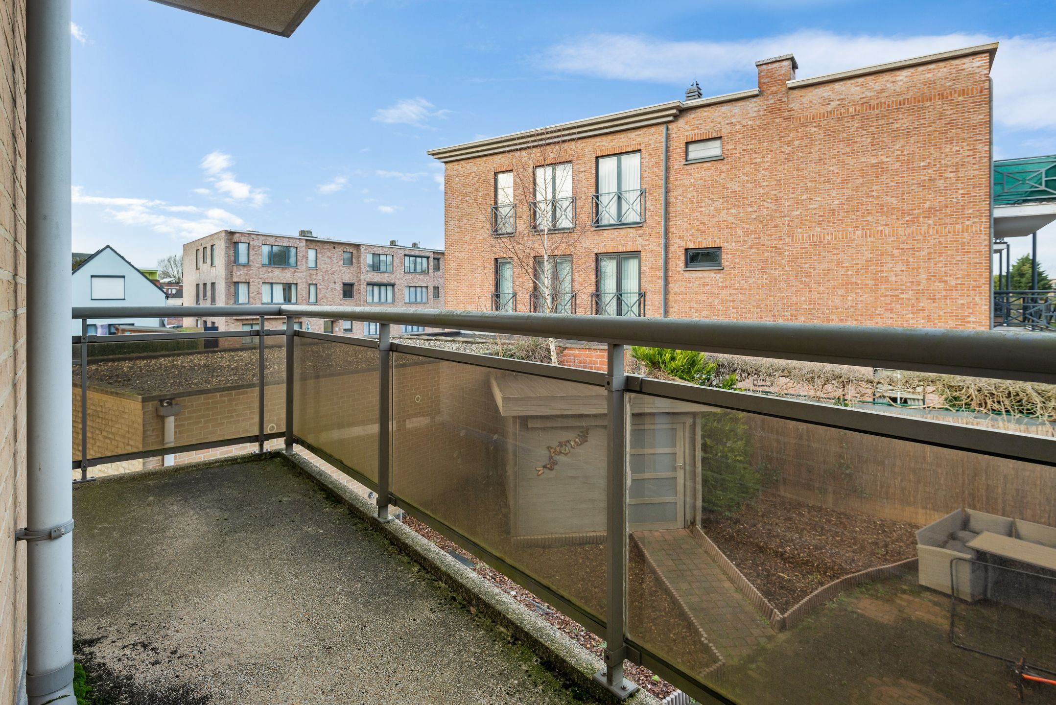 Ruim appartement met 2 slaapkamers, terras én garage in hartje Wommelgem! foto 9